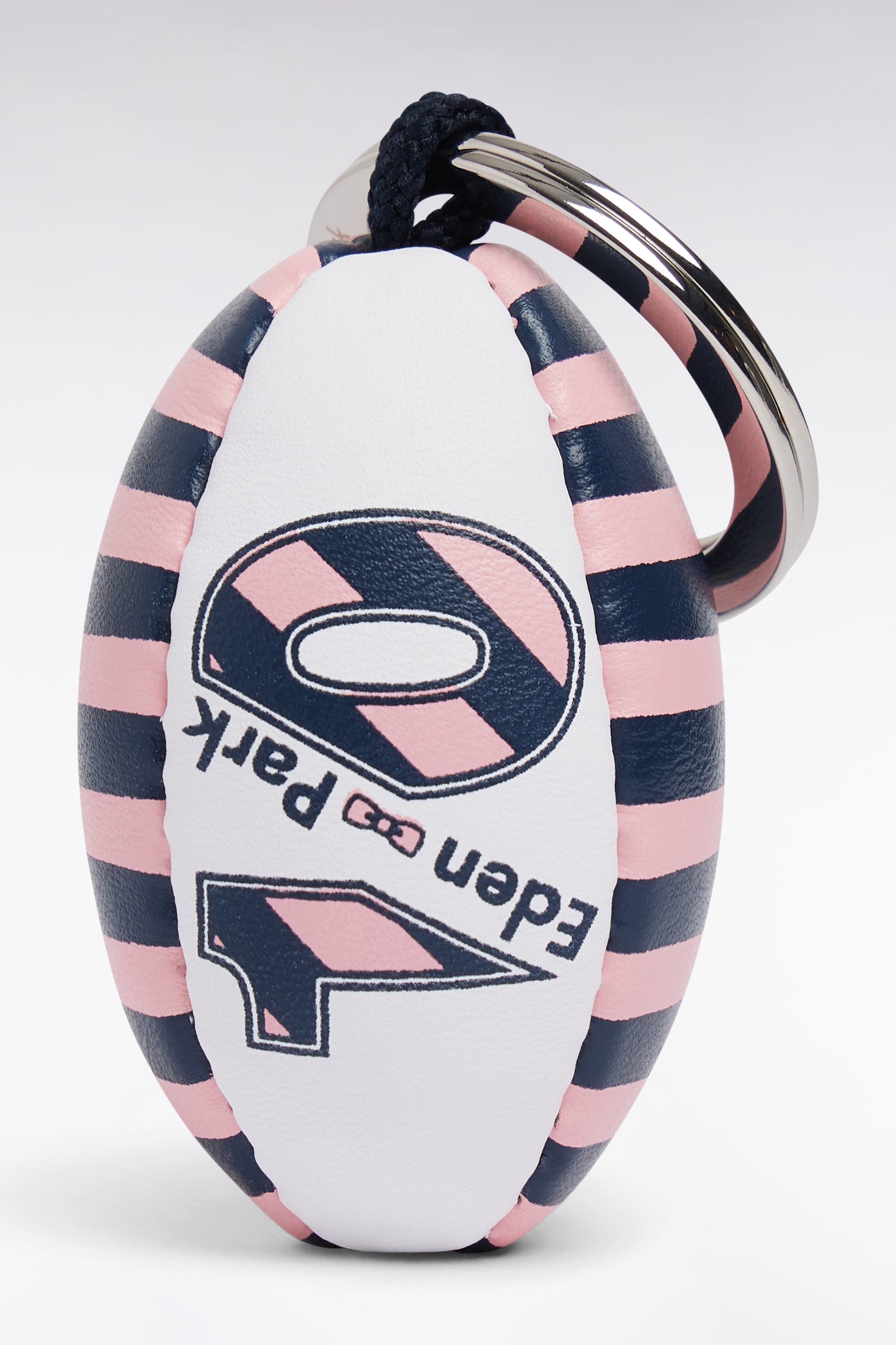 Porte-clefs ballon de rugby cerclé blanc et rose