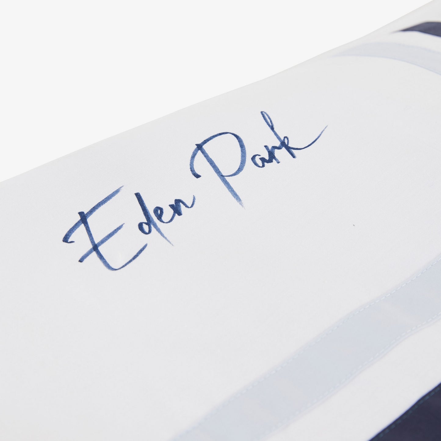 Nappe blanche à bandes tricolores