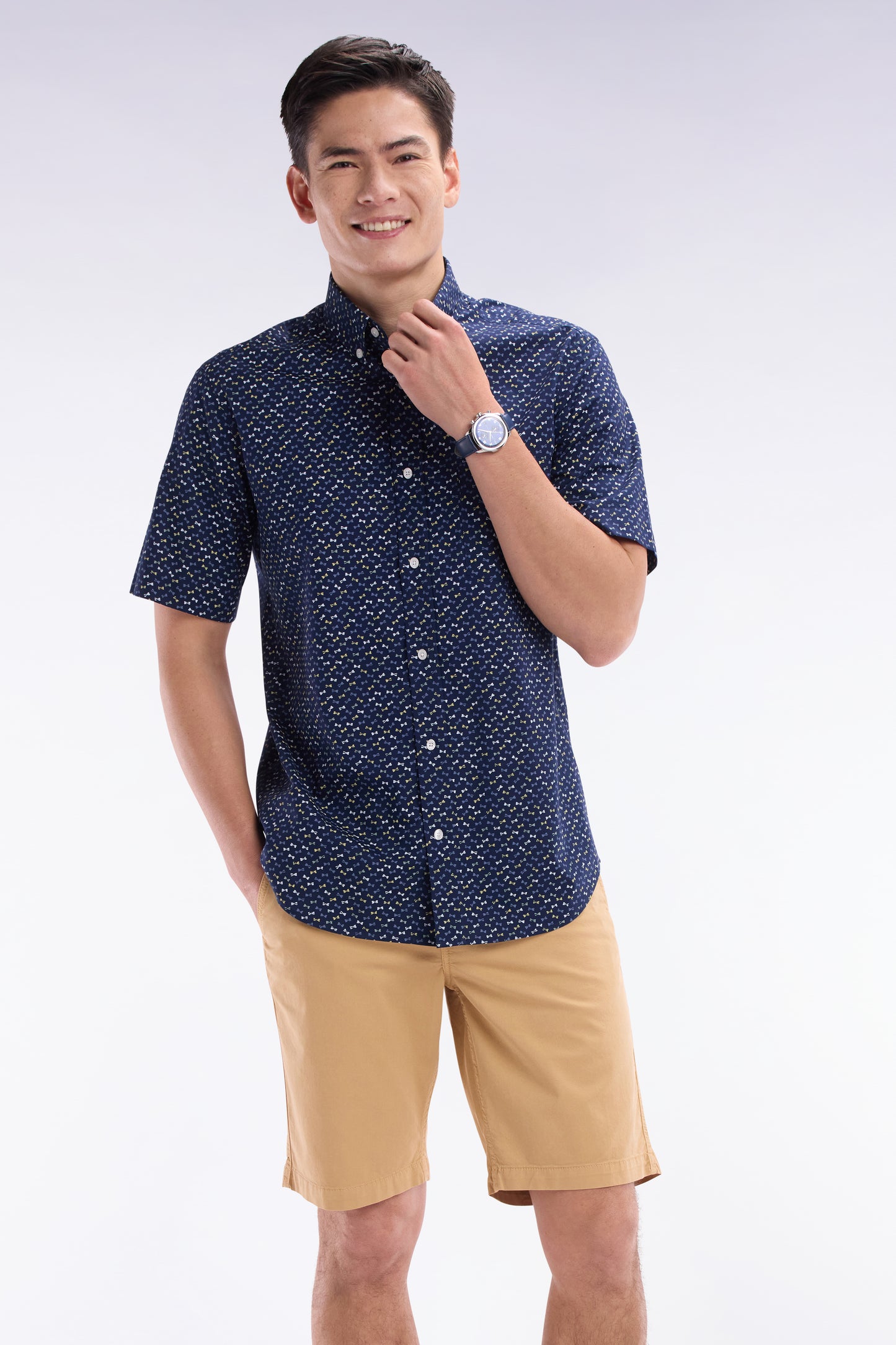 Chemise à manches courtes en popeline de coton gris foncé imprimé nœud papillon multicolore coupe droite