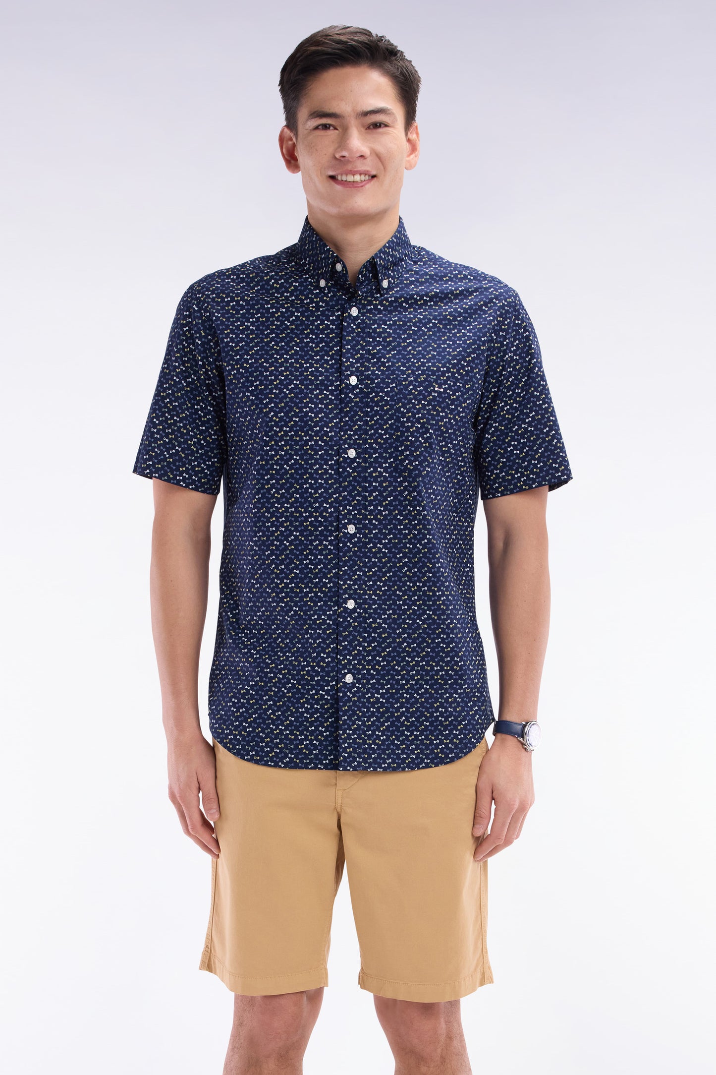 Chemise à manches courtes en popeline de coton gris foncé imprimé nœud papillon multicolore coupe droite