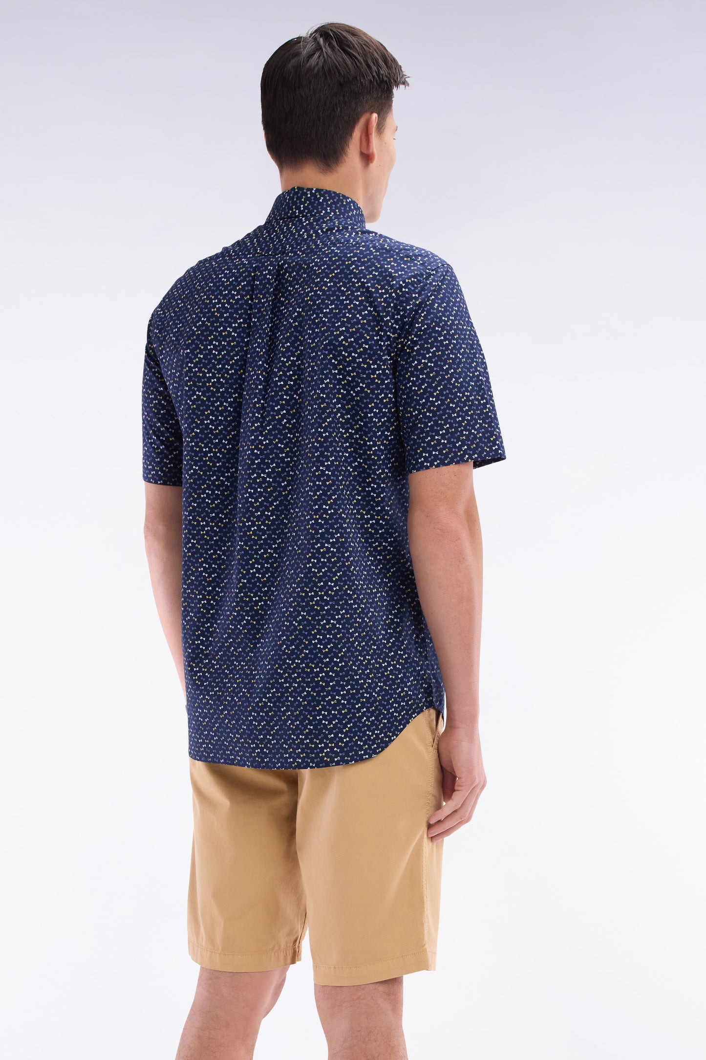 Chemise à manches courtes en popeline de coton gris foncé imprimé nœud papillon multicolore coupe droite