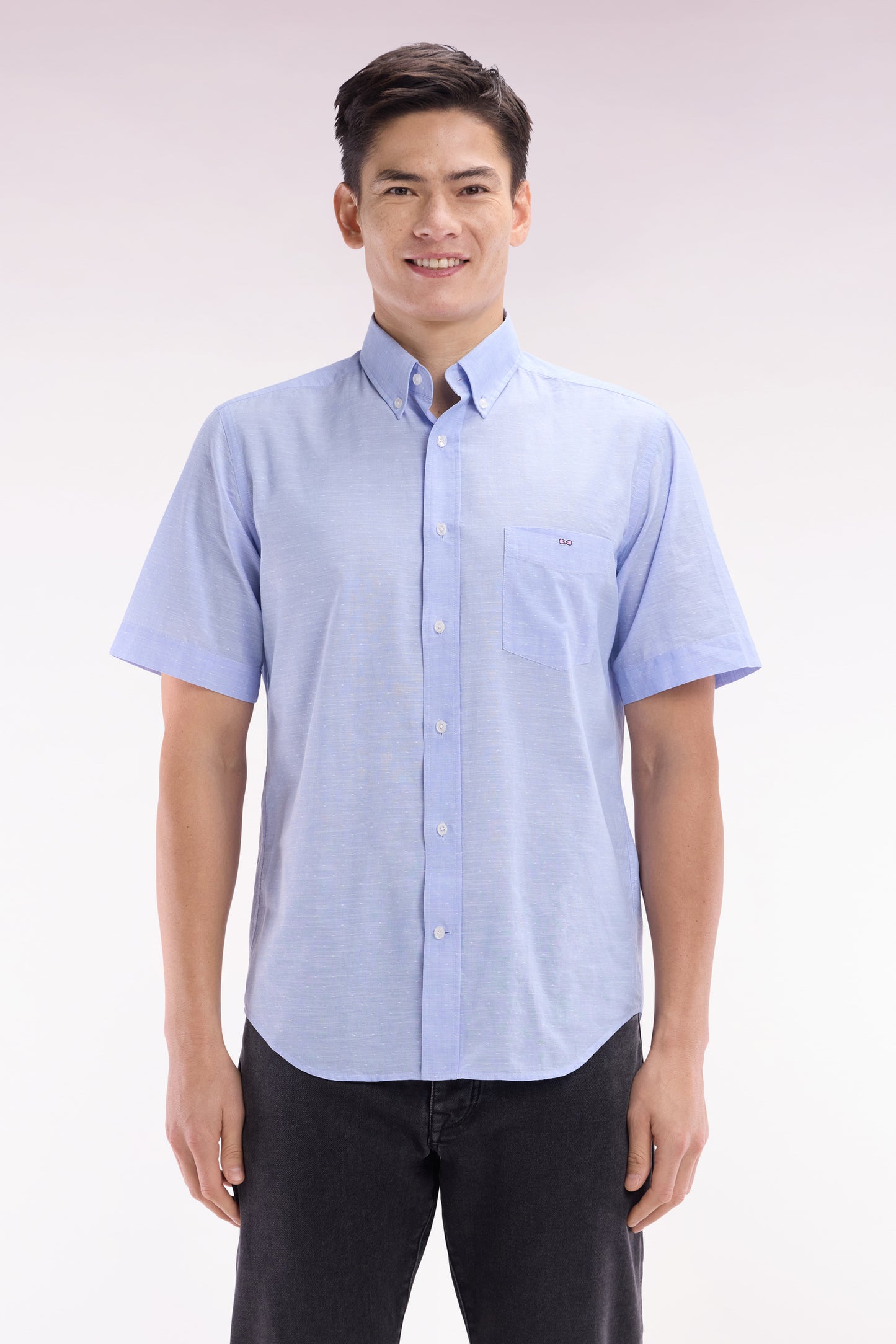 Straight short-sleeved sky blue shirt in textured cotton
