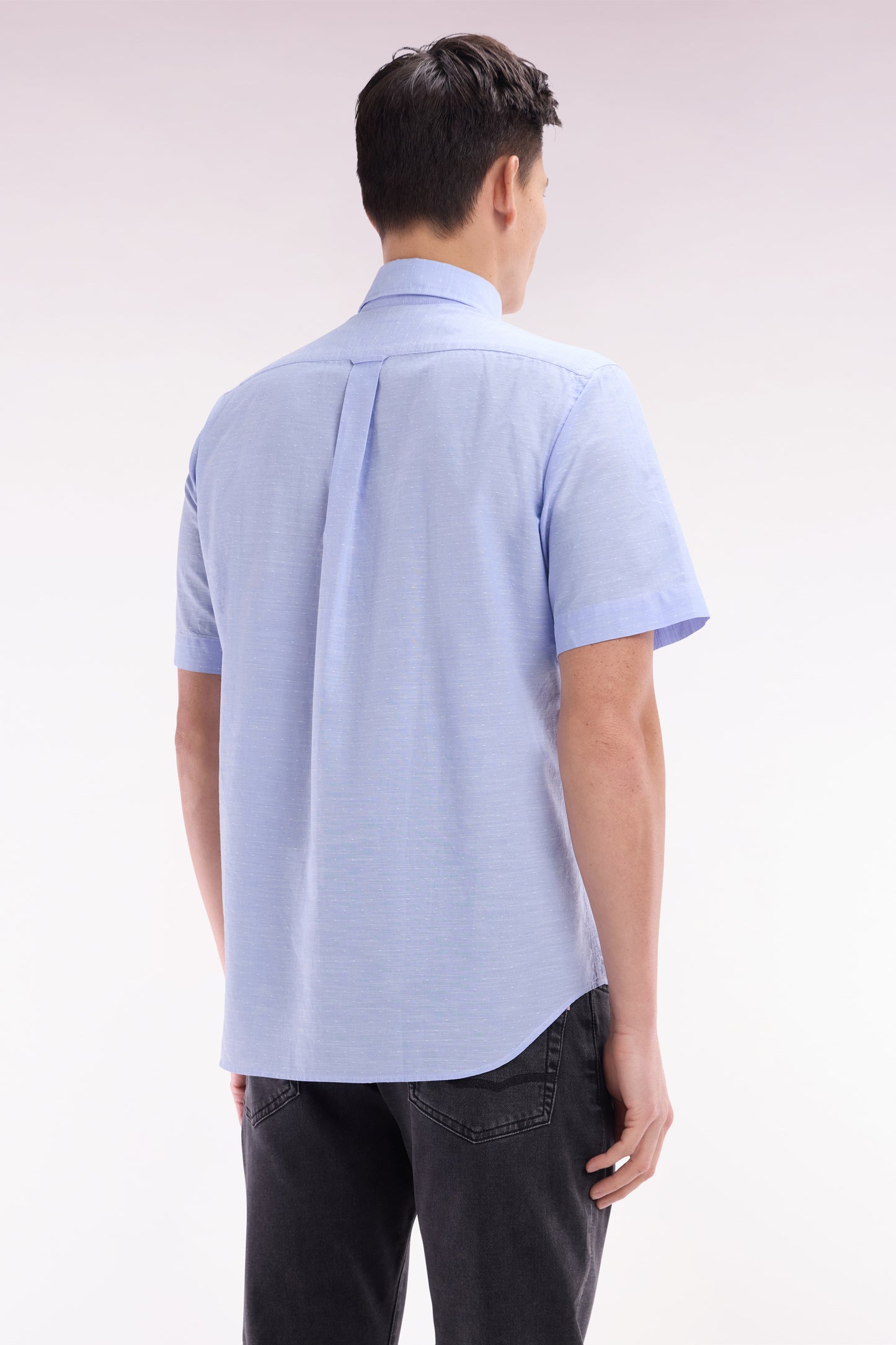 Straight short-sleeved sky blue shirt in textured cotton