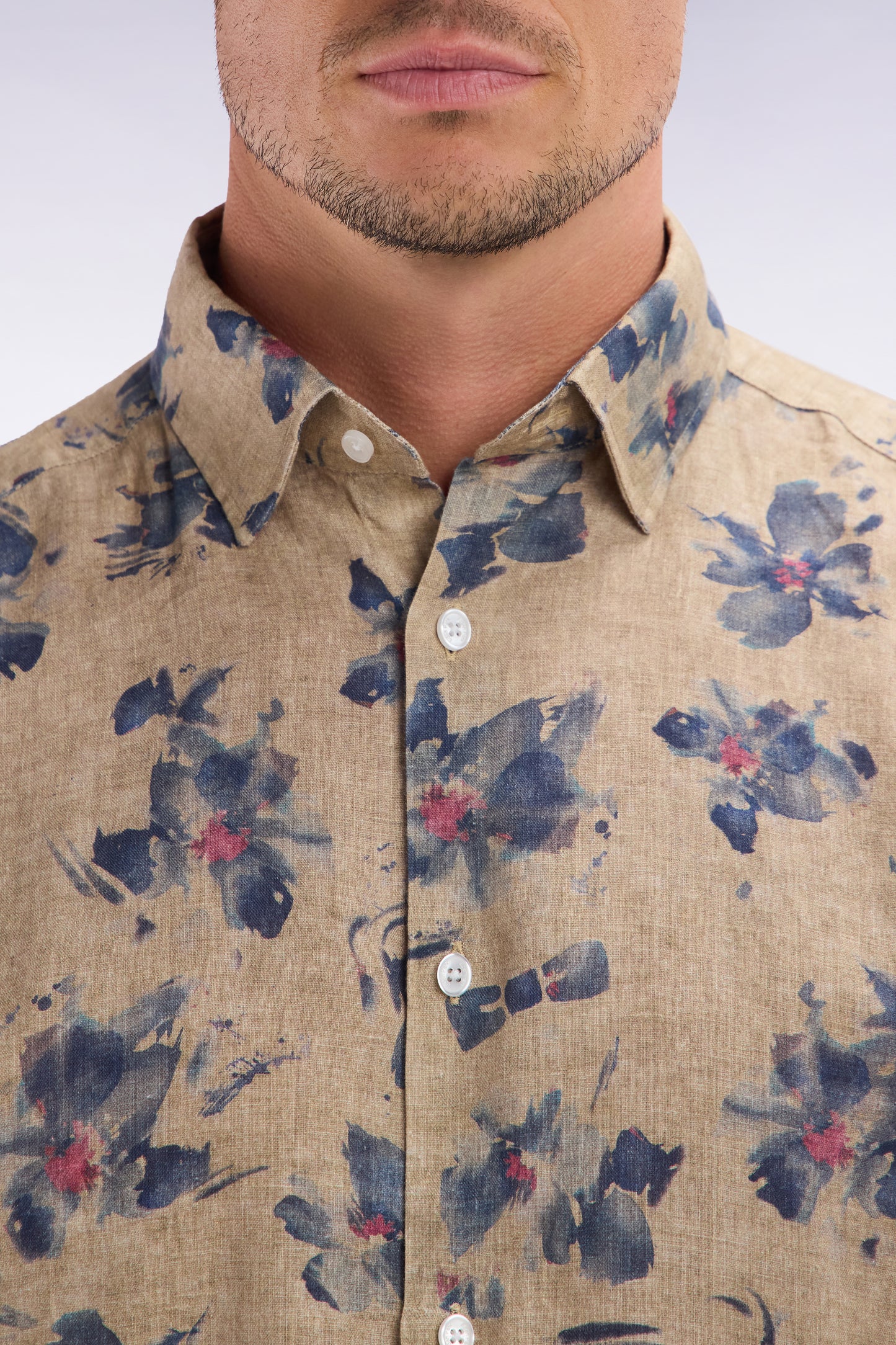 Slim-fit short-sleeved beige linen shirt with grey floral print