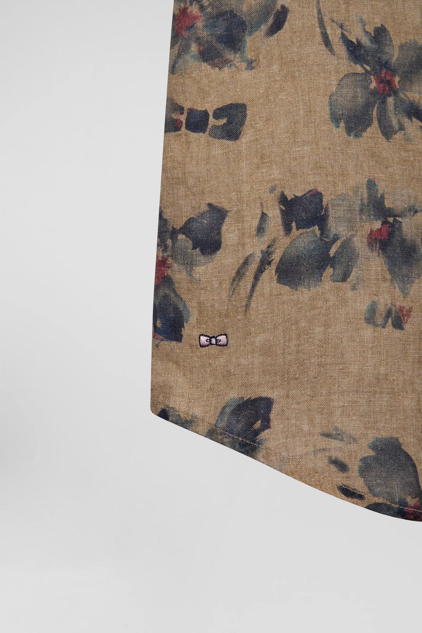Slim-fit short-sleeved beige linen shirt with grey floral print