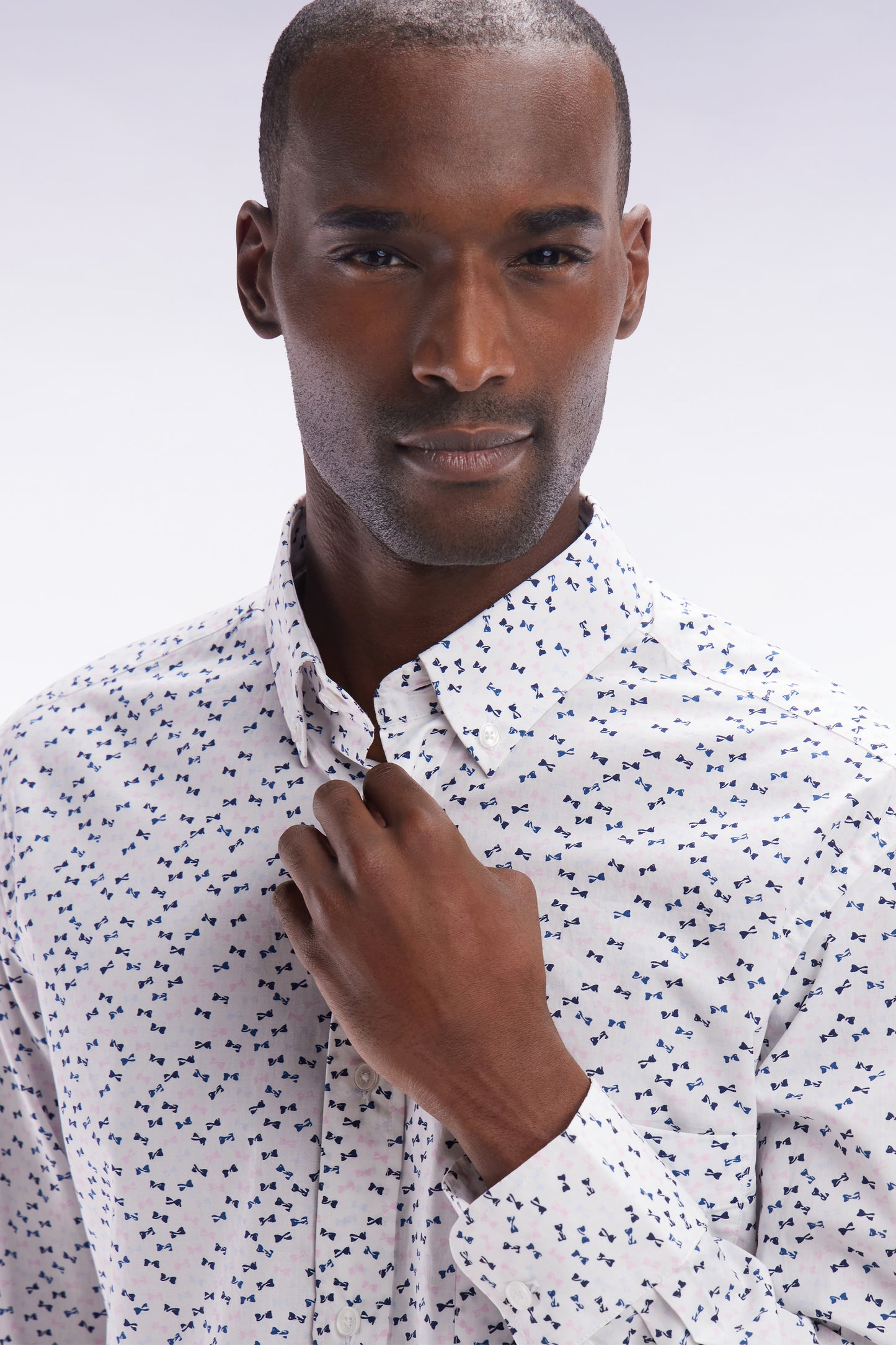 Straight-fit ecru cotton poplin shirt with bow tie microprint
