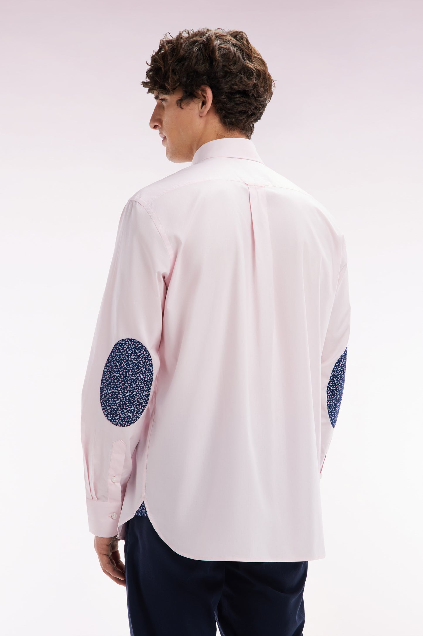Straight-fit pink cotton shirt with navy elbow patches