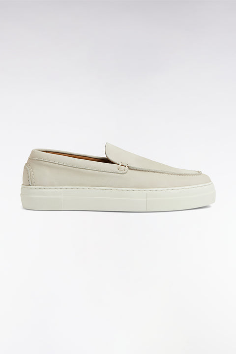 Mocassins à semelles sneakers en cuir suédé écrus - Image 1