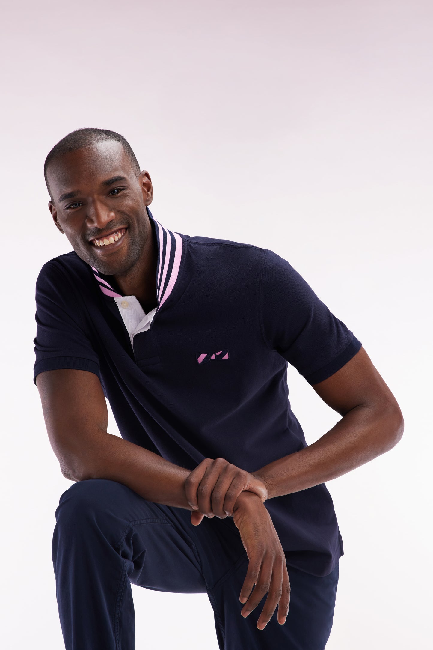 Straight-fit short-sleeved polo shirt in navy cotton with striped undercollar