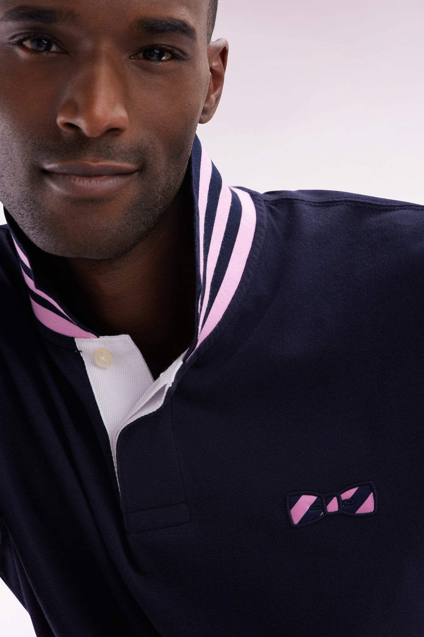 Straight-fit short-sleeved polo shirt in navy cotton with striped undercollar