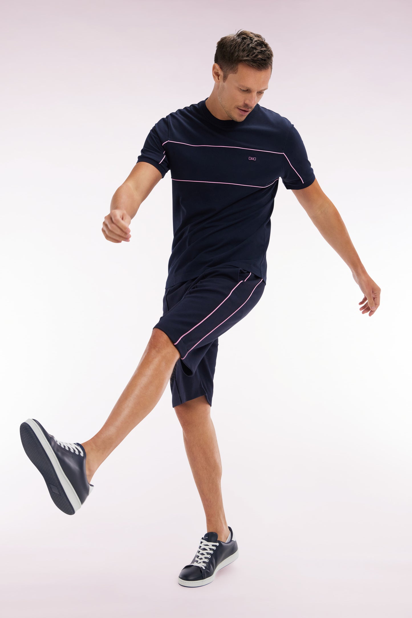 Straight-cut navy jogger shorts in cotton interlock