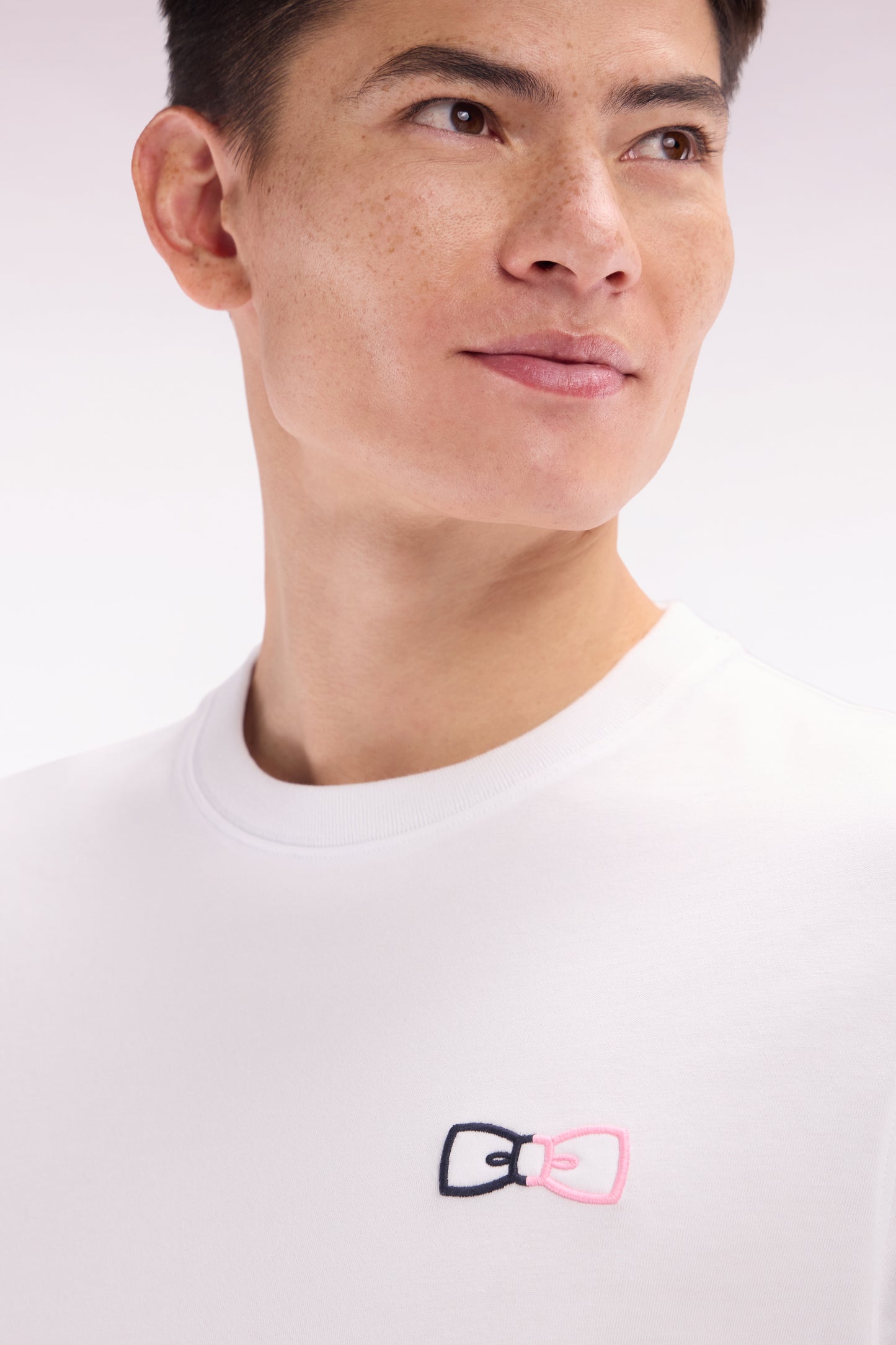 T-shirt en coton blanc à broderies bicolores coupe décontractée