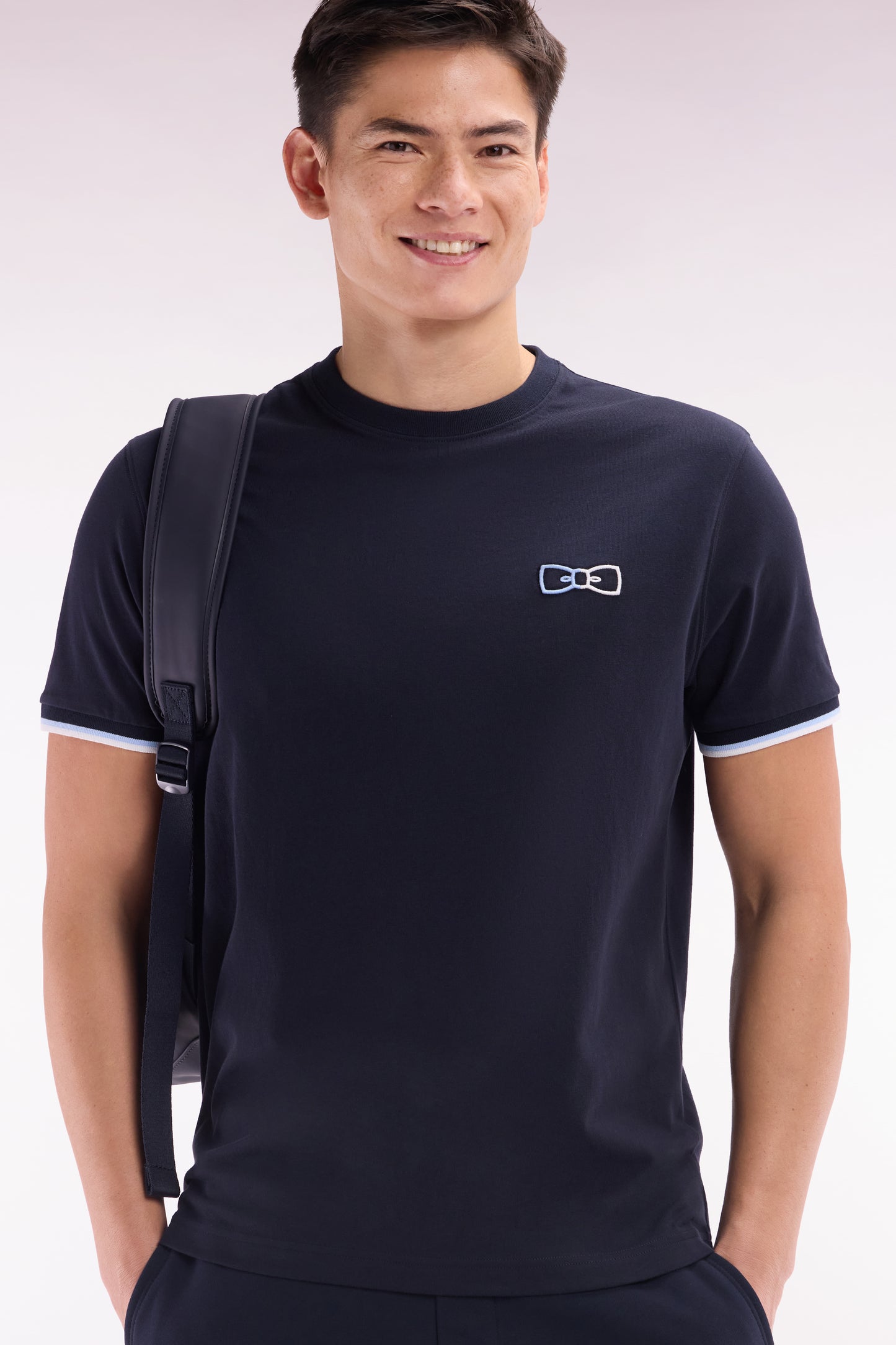 T-shirt en coton marine à broderies bicolores coupe décontractée