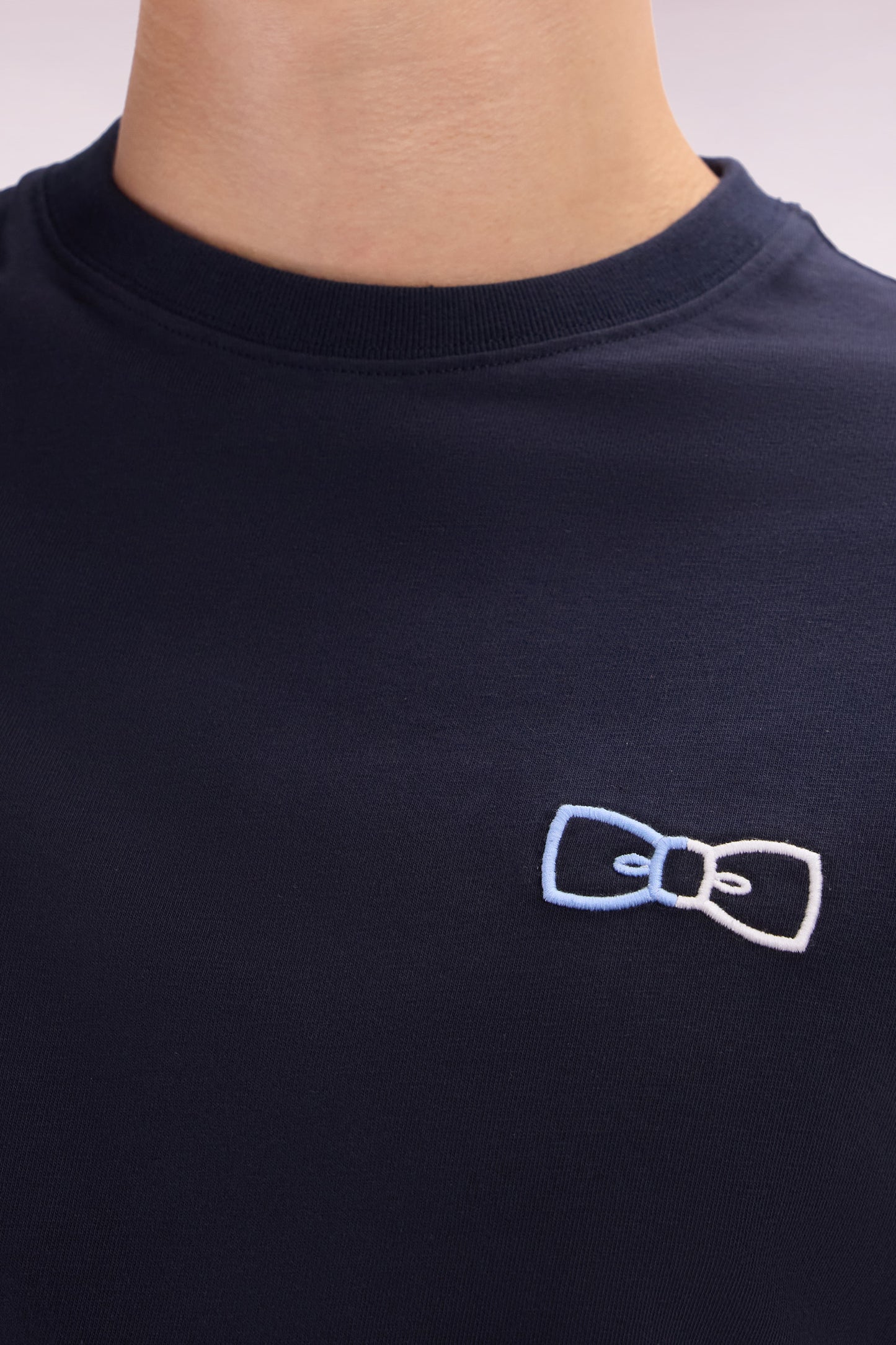T-shirt en coton marine à broderies bicolores coupe décontractée