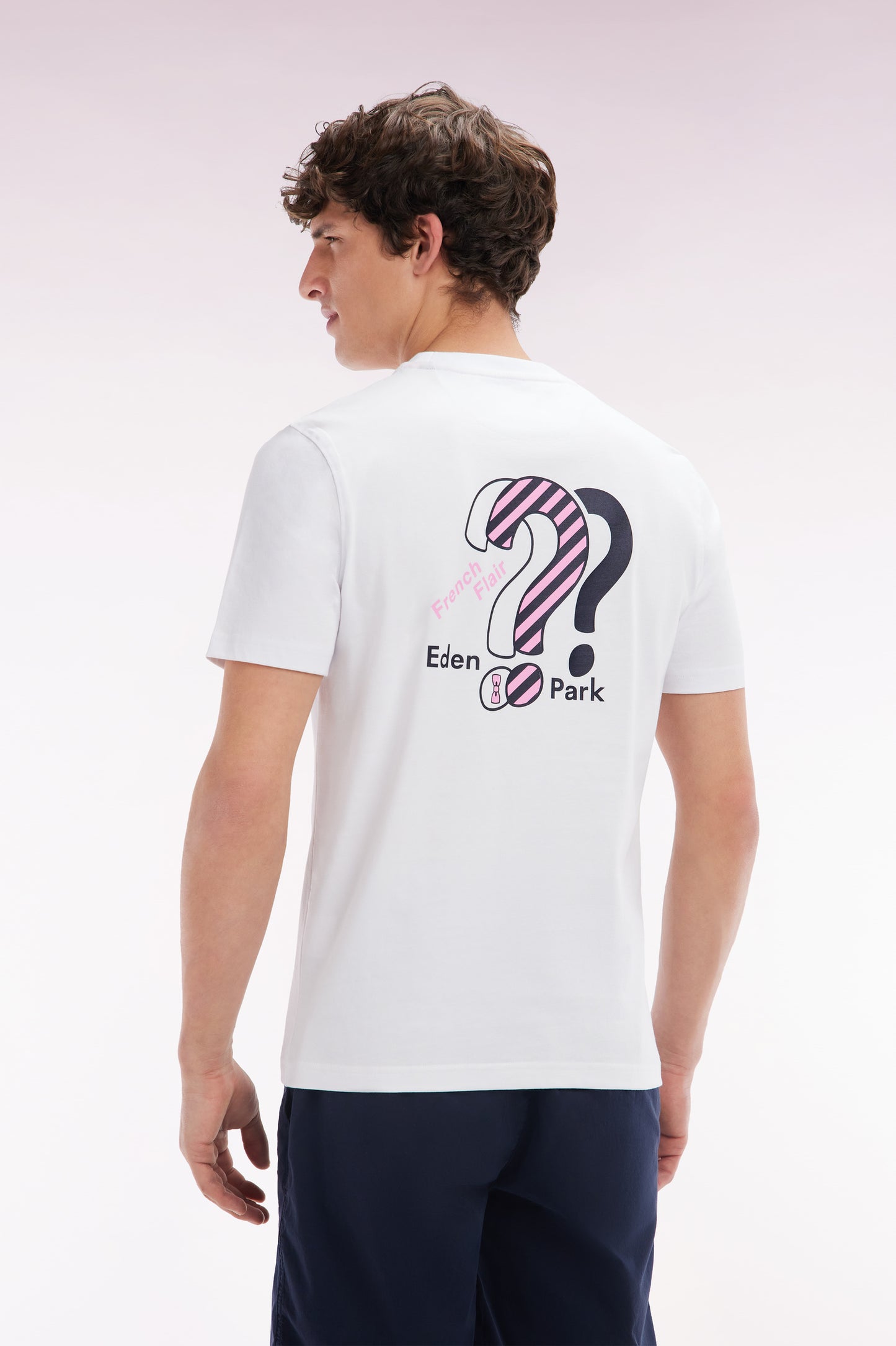 White cotton T-shirt with embroidery on hooped back, straight cut