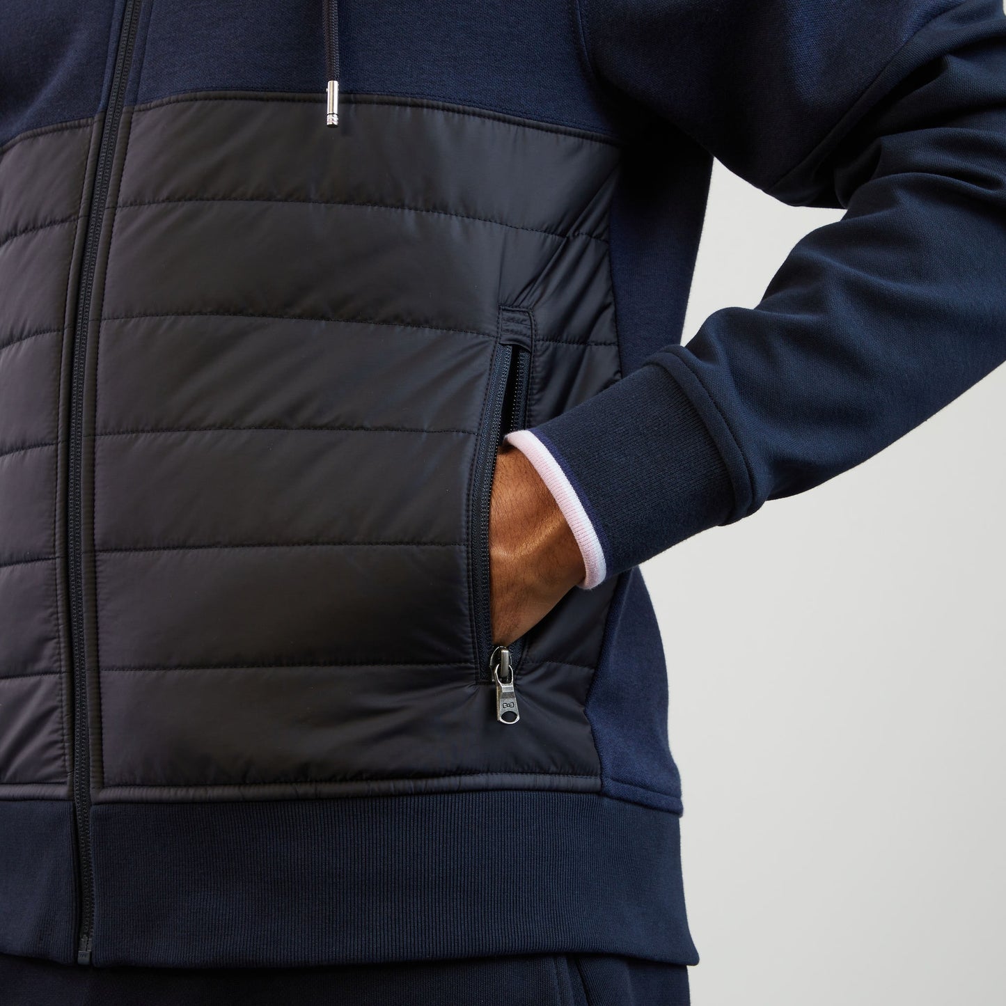 Sweat bleu foncé bimatière à détails tricolores