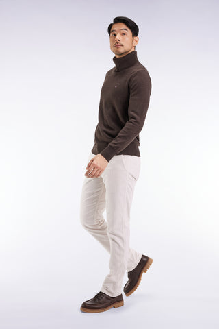 Pleatless chino pants in ecru stretch velvet