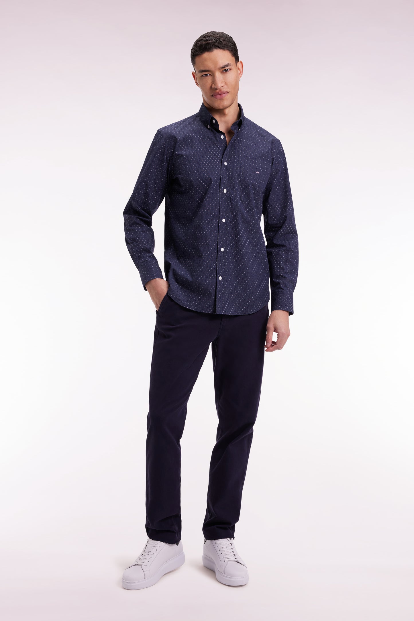 Chemise en coton à micro-motifs nœuds papillon roses coupe droite
