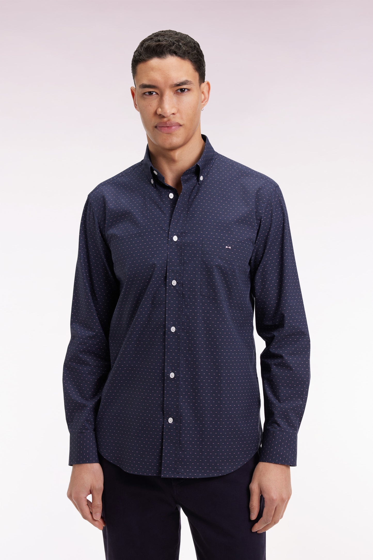 Chemise en coton à micro-motifs nœuds papillon roses coupe droite