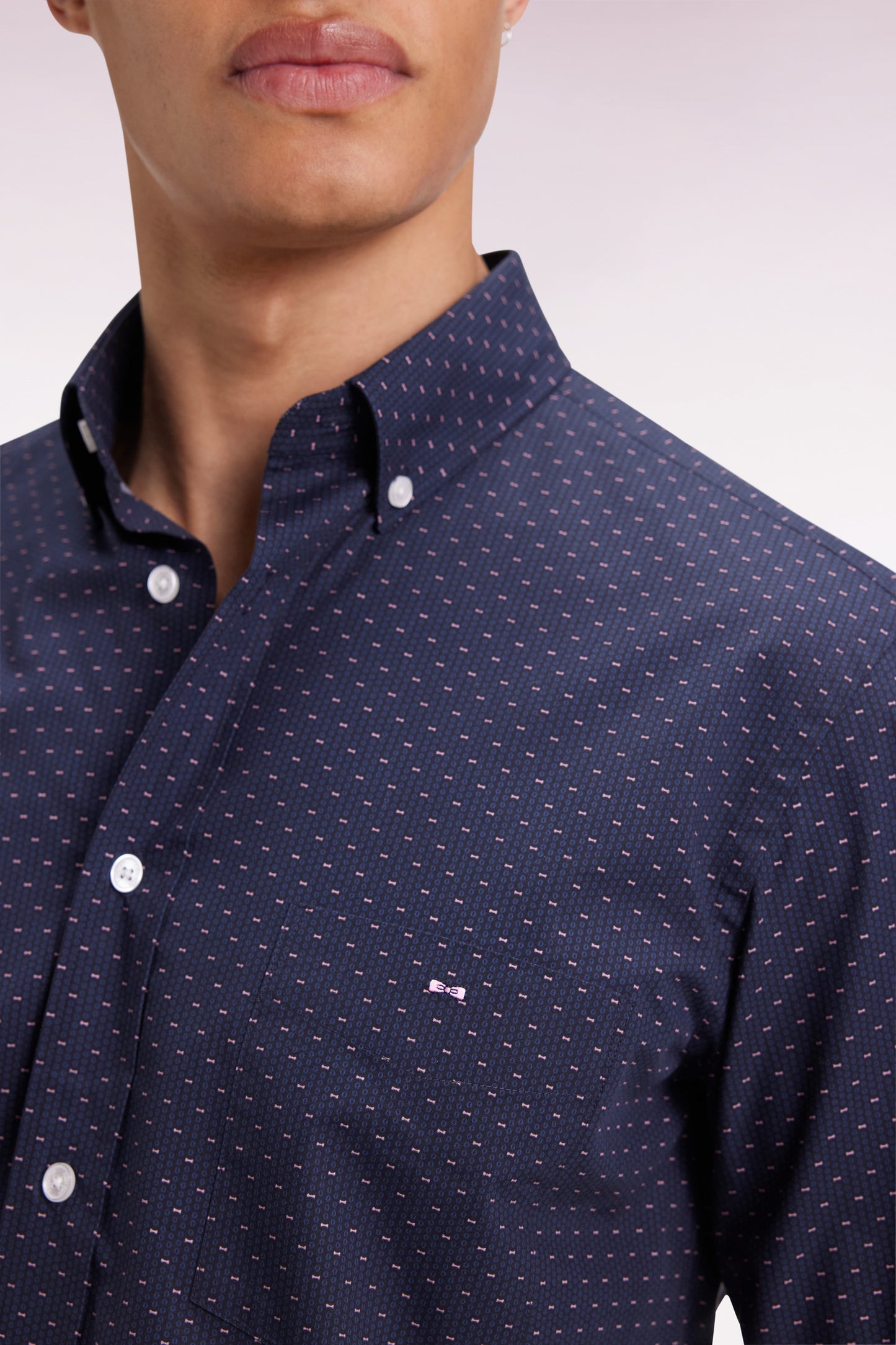 Chemise en coton à micro-motifs nœuds papillon roses coupe droite