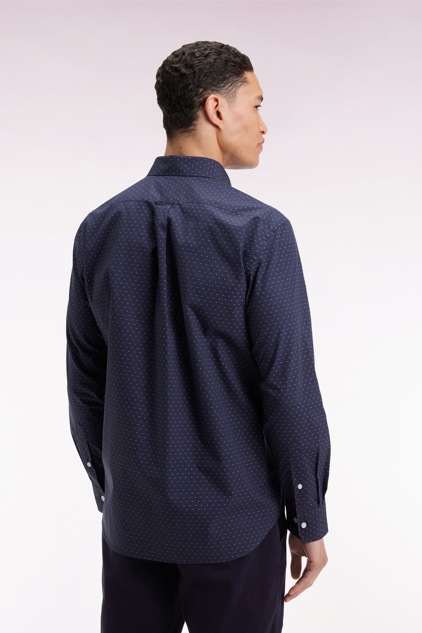 Chemise en coton à micro-motifs nœuds papillon roses coupe droite