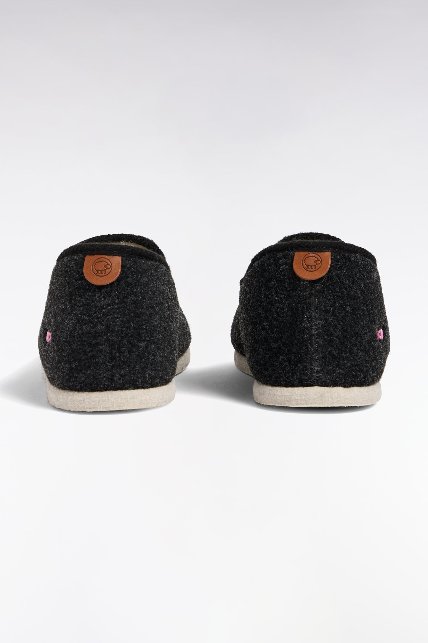 Chaussons en feutre et laine de mouton gris foncé