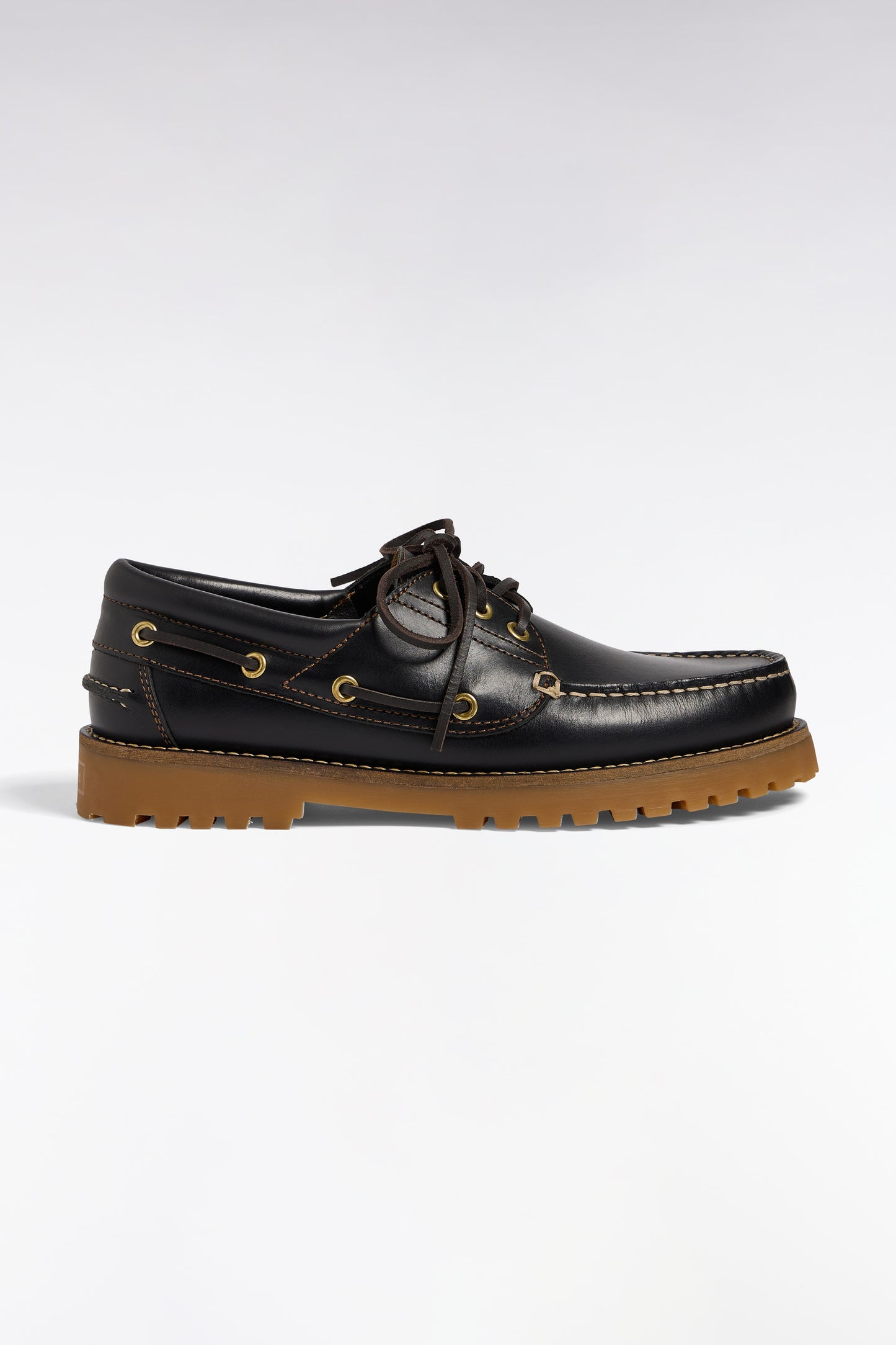 Chaussures bateau en cuir lisse noir semelles beige