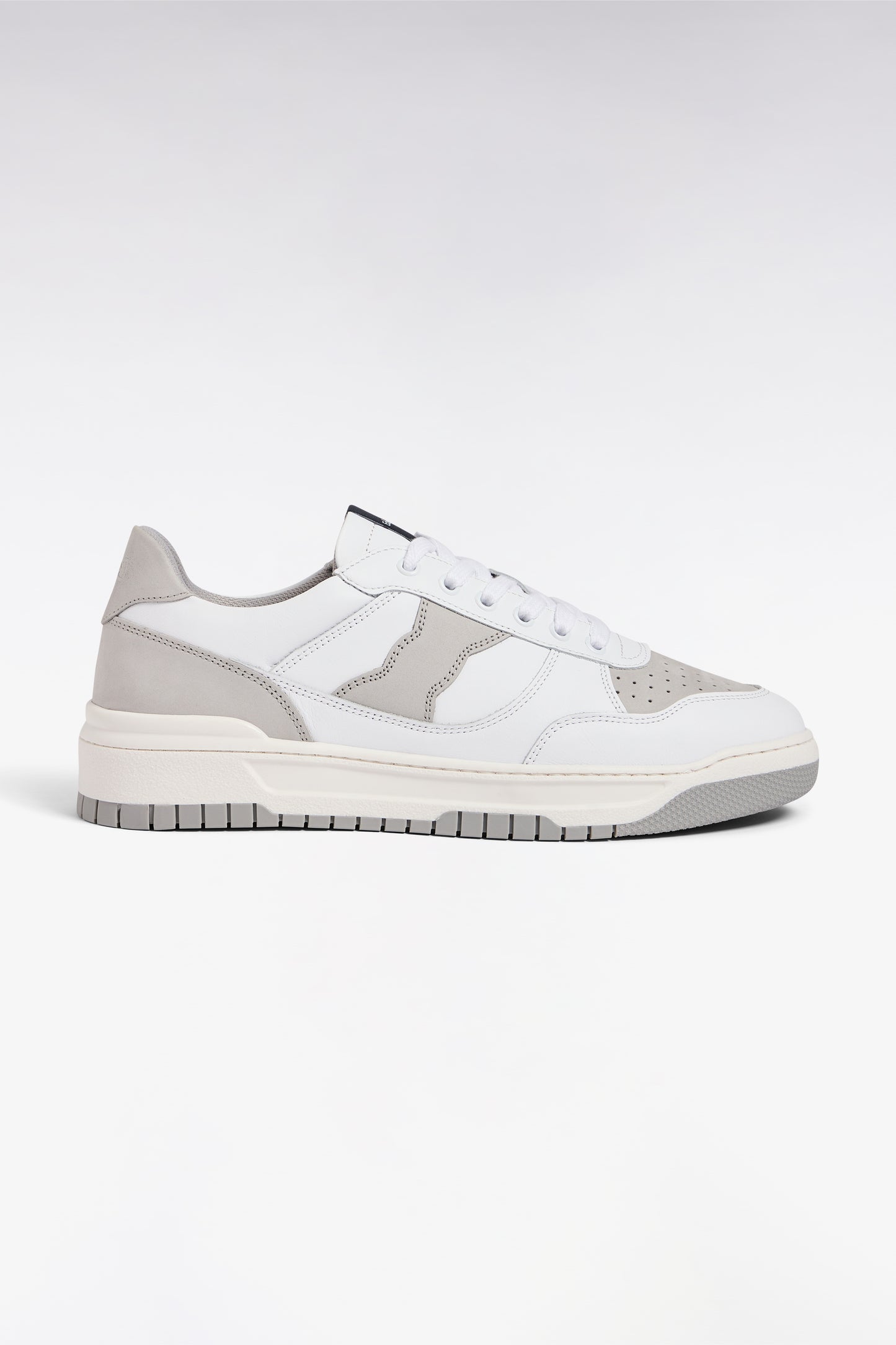 Sneakers bimatières en cuir et daim grises et blanches