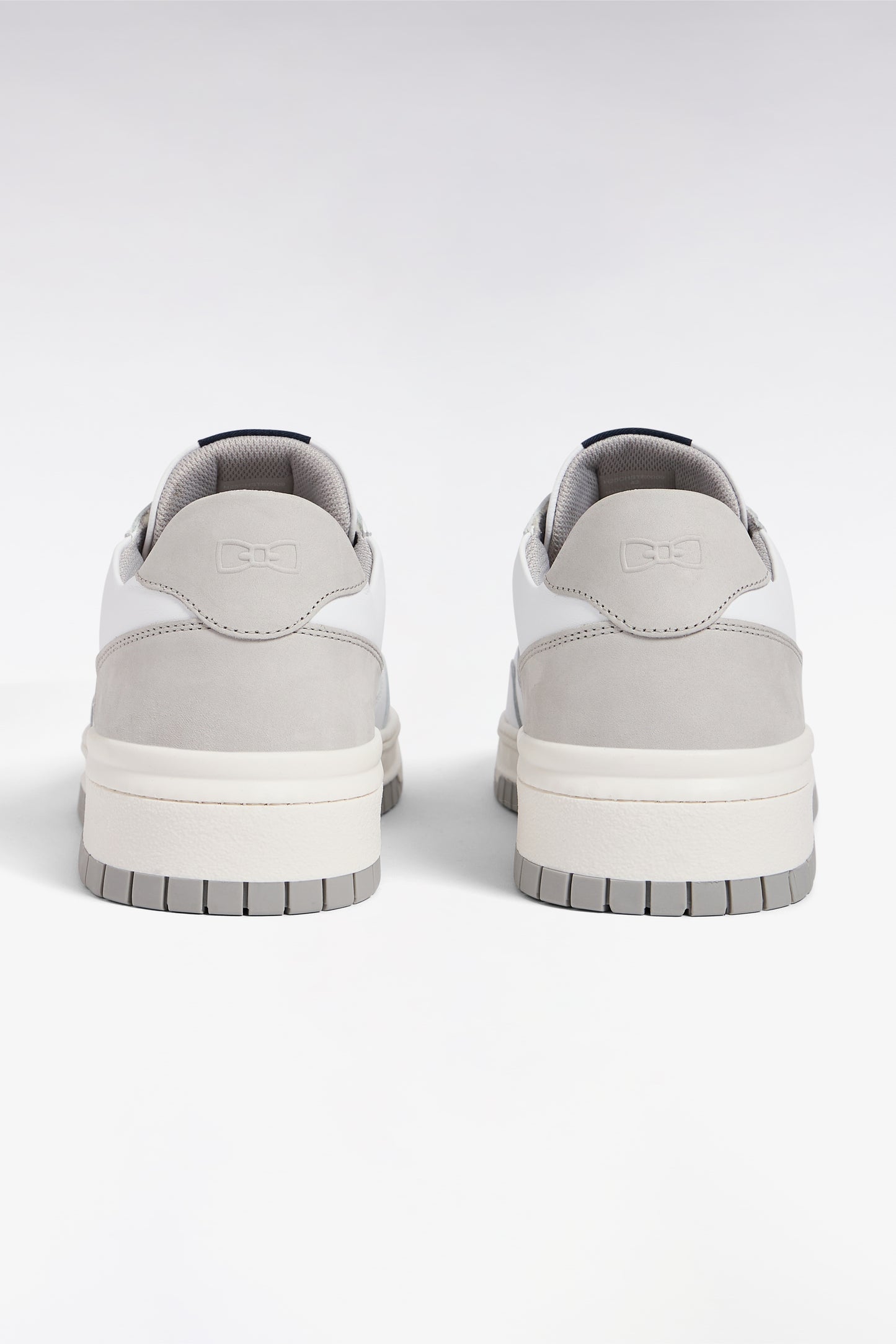 Sneakers bimatières en cuir et daim grises et blanches