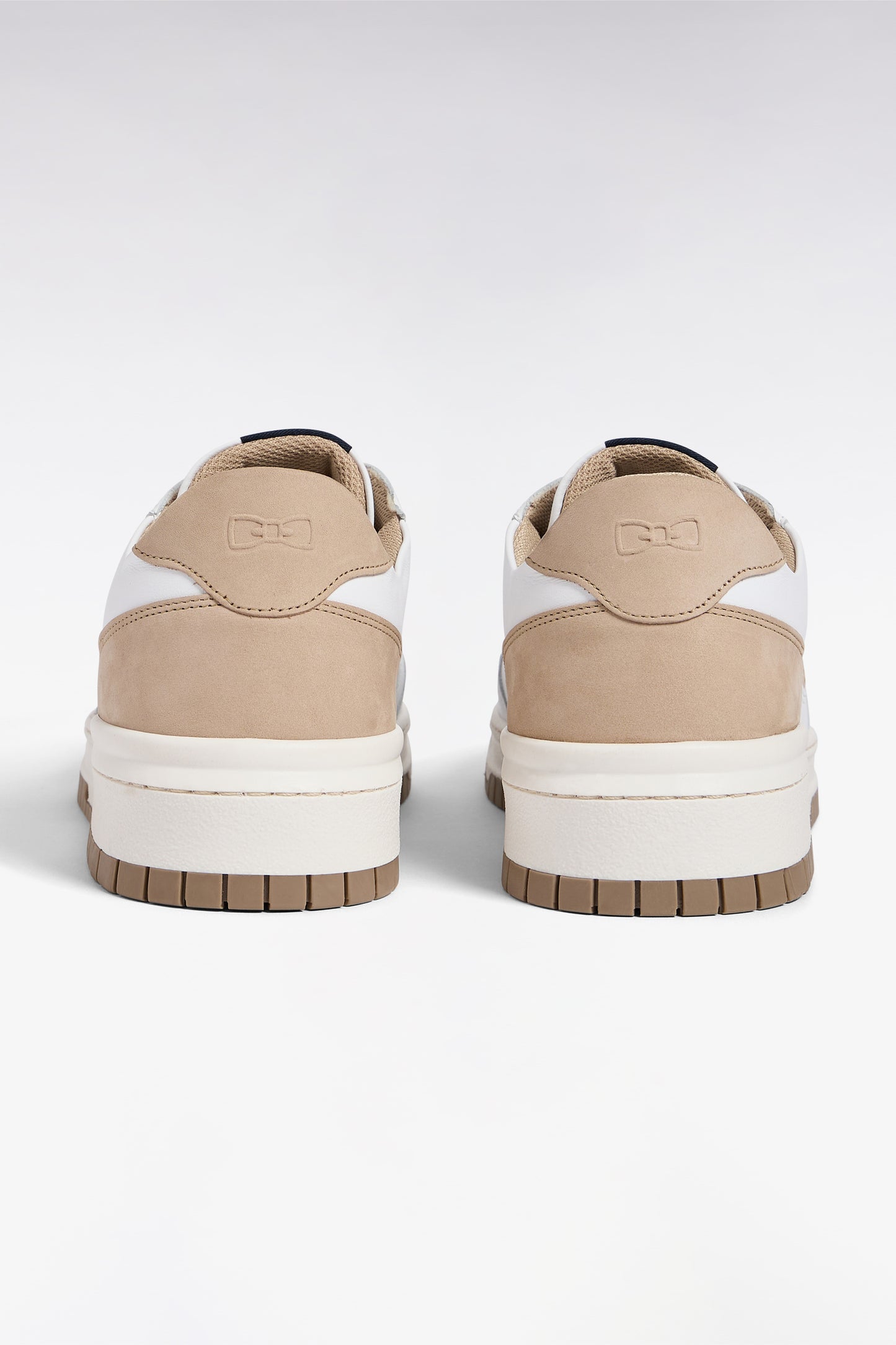 Sneakers bimatières en cuir et daim beige et blanches