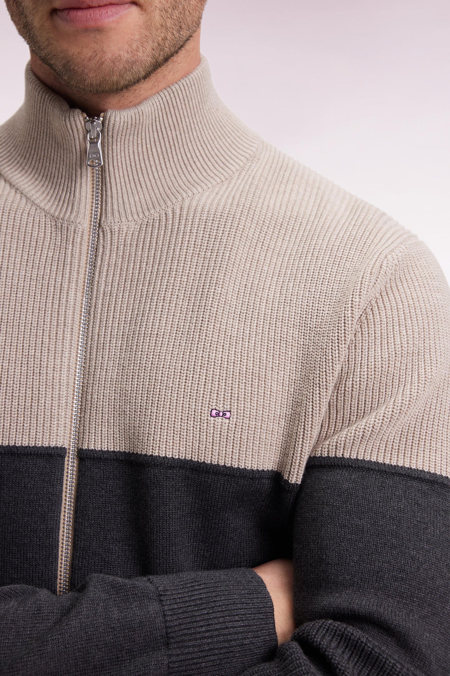 Cardigan zippé en coton bicolore beige et gris coupe droite