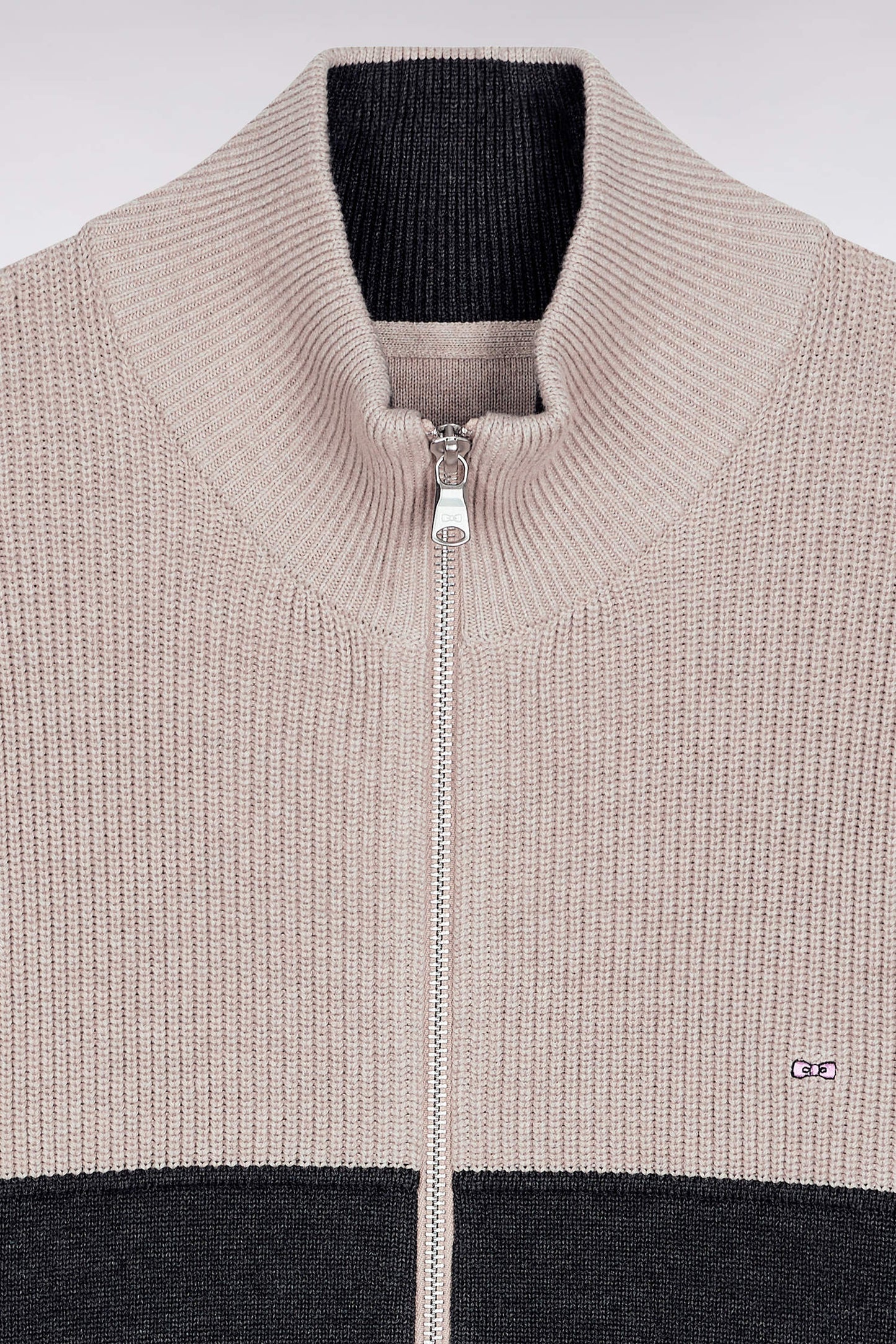 Cardigan zippé en coton bicolore beige et gris coupe droite