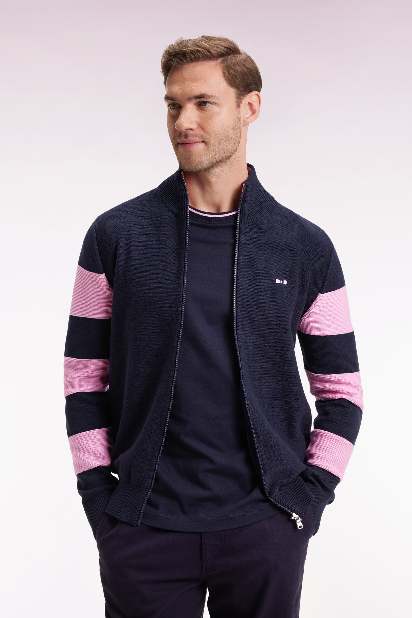 Cardigan zippé en coton marine à rayures de manches roses coupe droite