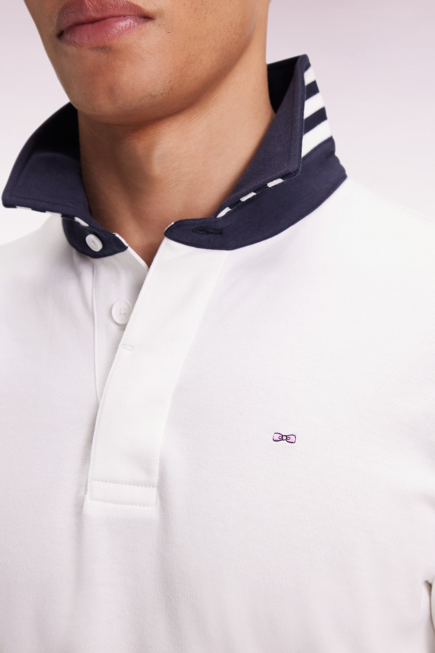 Long-sleeved white jersey jersey with striped under collar