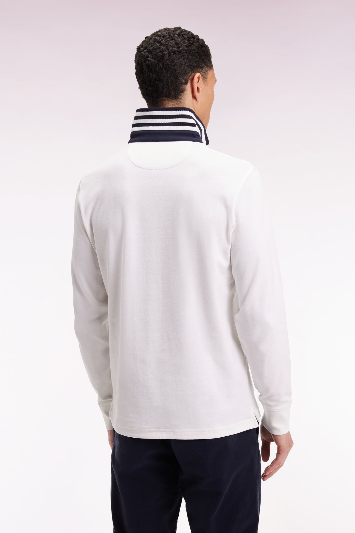 Long-sleeved white jersey jersey with striped under collar