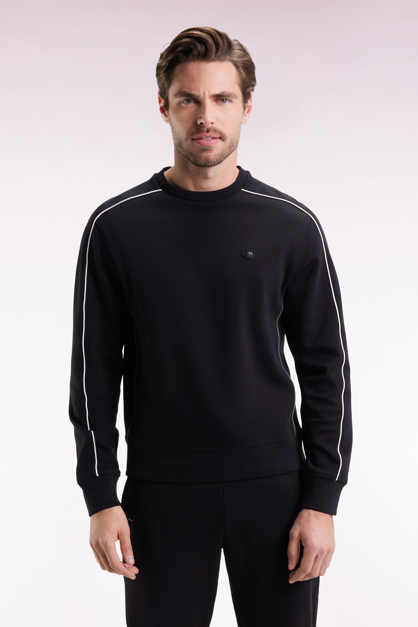 Sweatshirt en molleton noir passepoils colorés