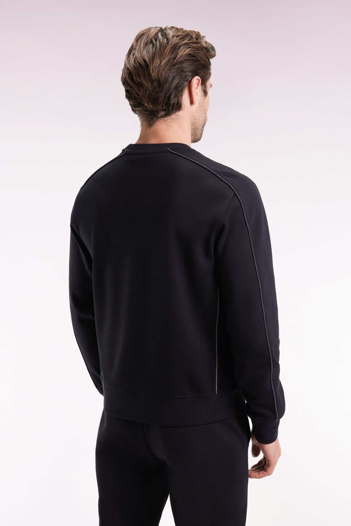 Sweatshirt en molleton noir passepoils colorés