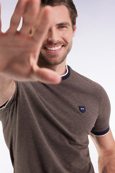 T-shirt à manches courtes en coton stretch marron coupe ajustée - Image 3