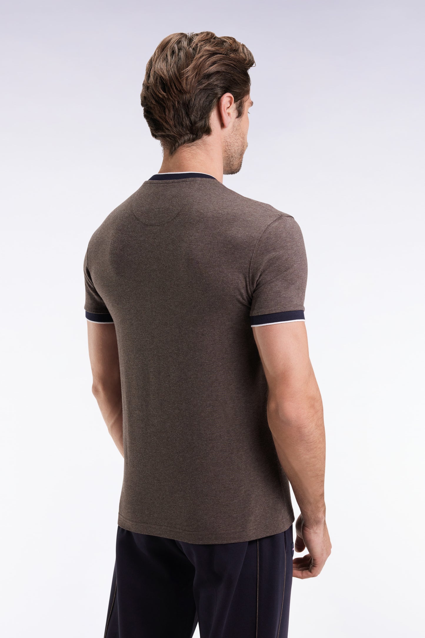 T-shirt à manches courtes en coton stretch marron coupe ajustée