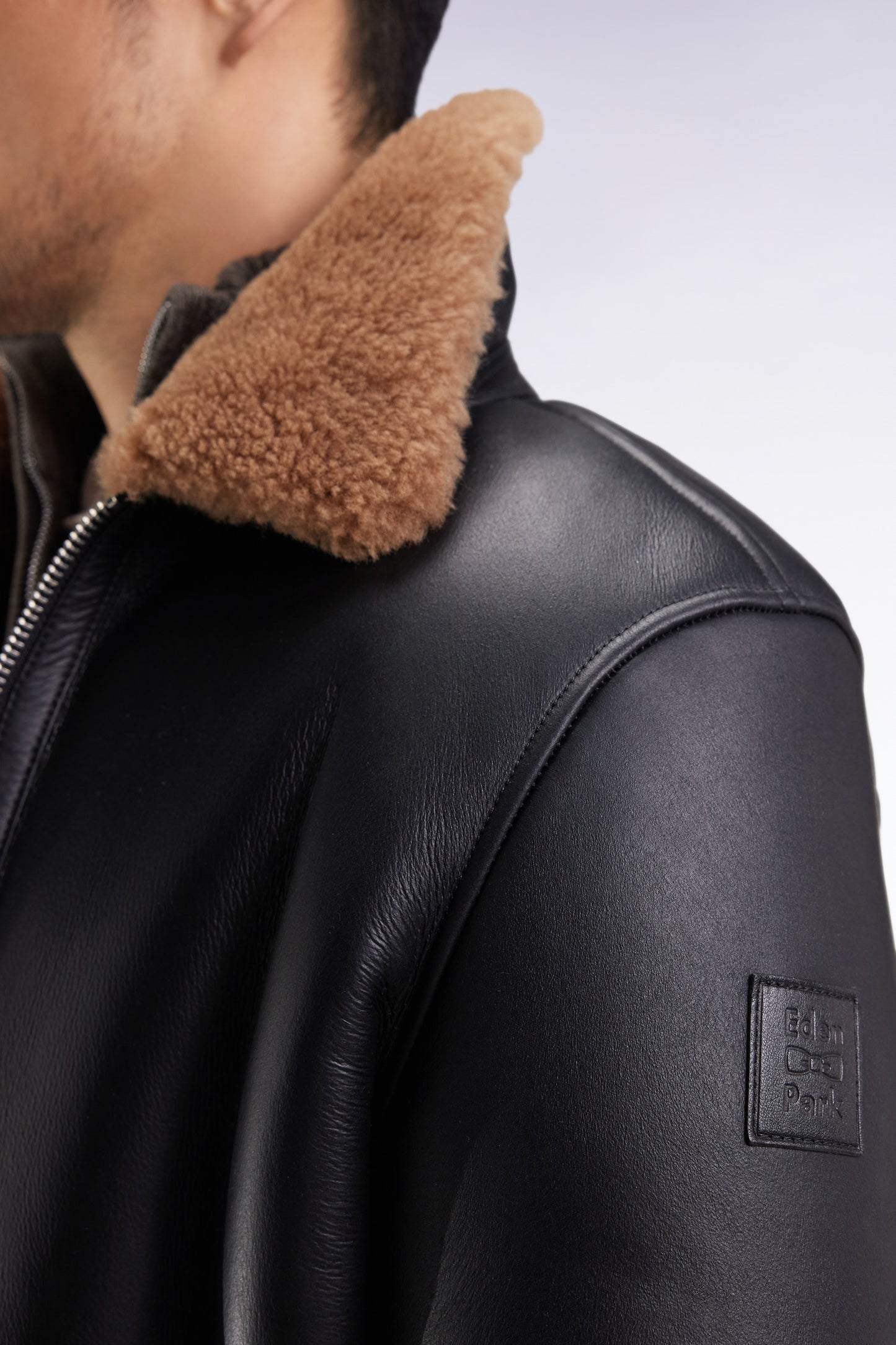 Blouson en peau lainée noir col marron