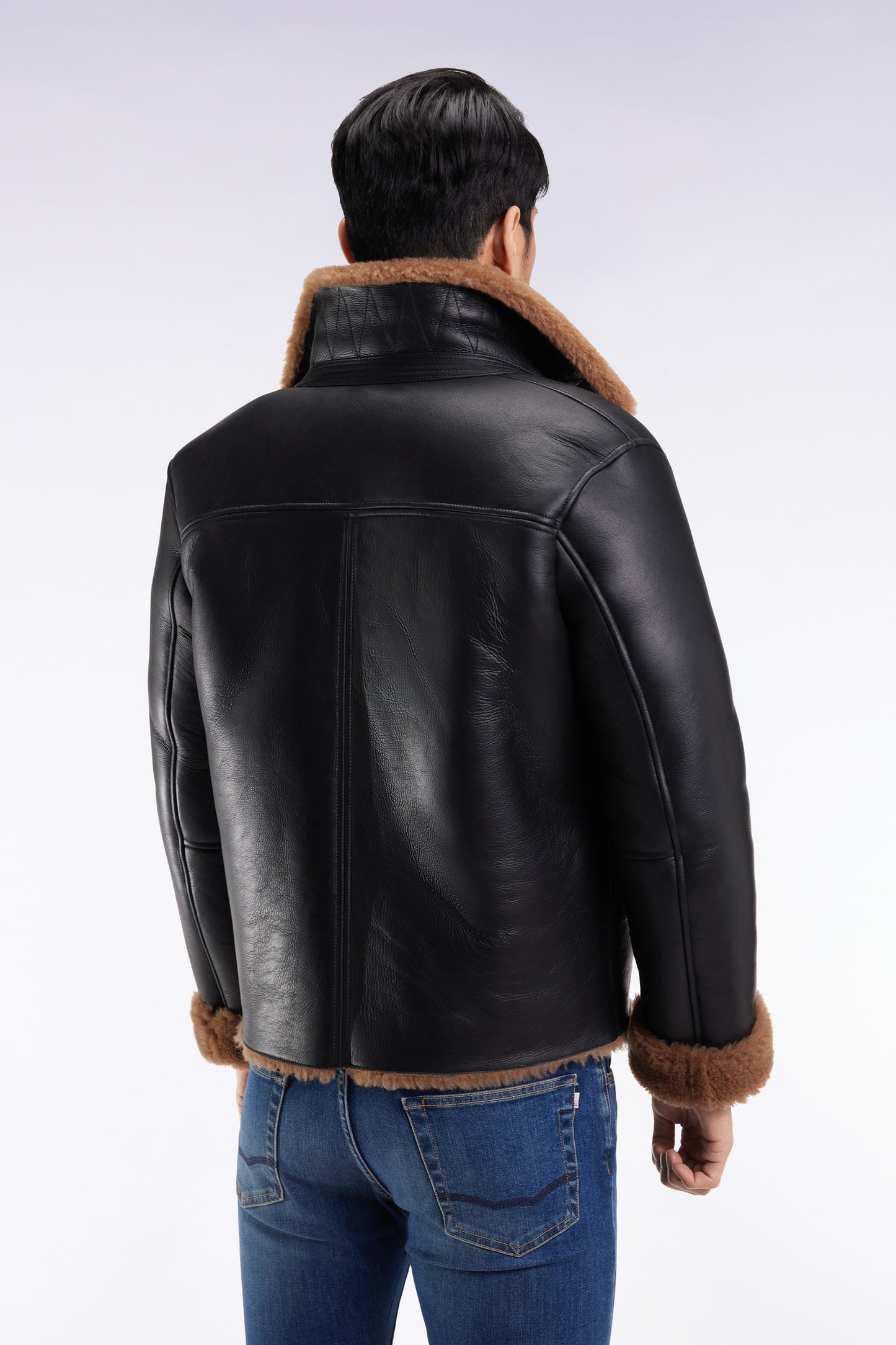 Blouson en peau lainée noir col marron