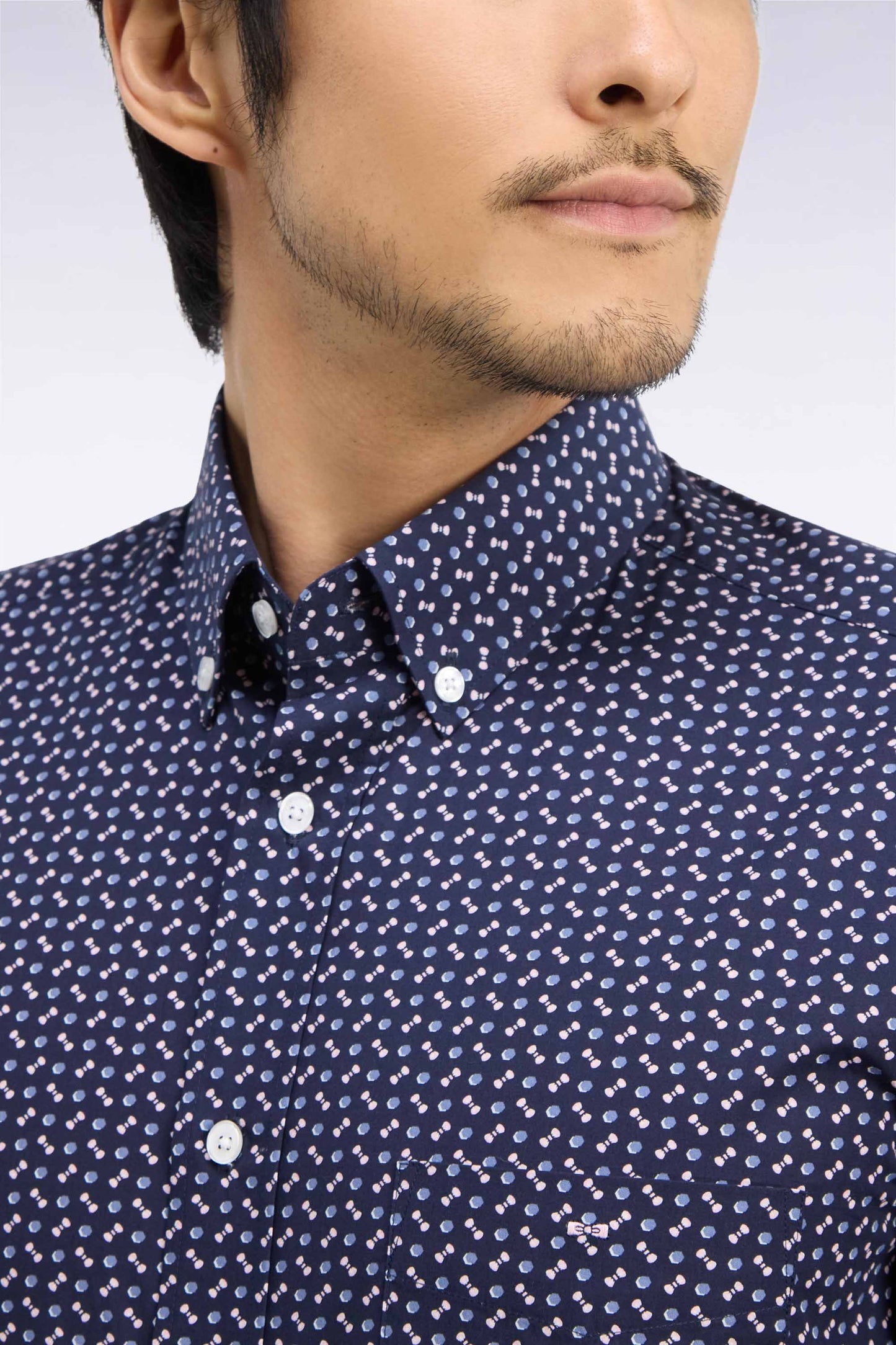 Chemise en popeline de coton marine à micromotifs bleus coupe droite