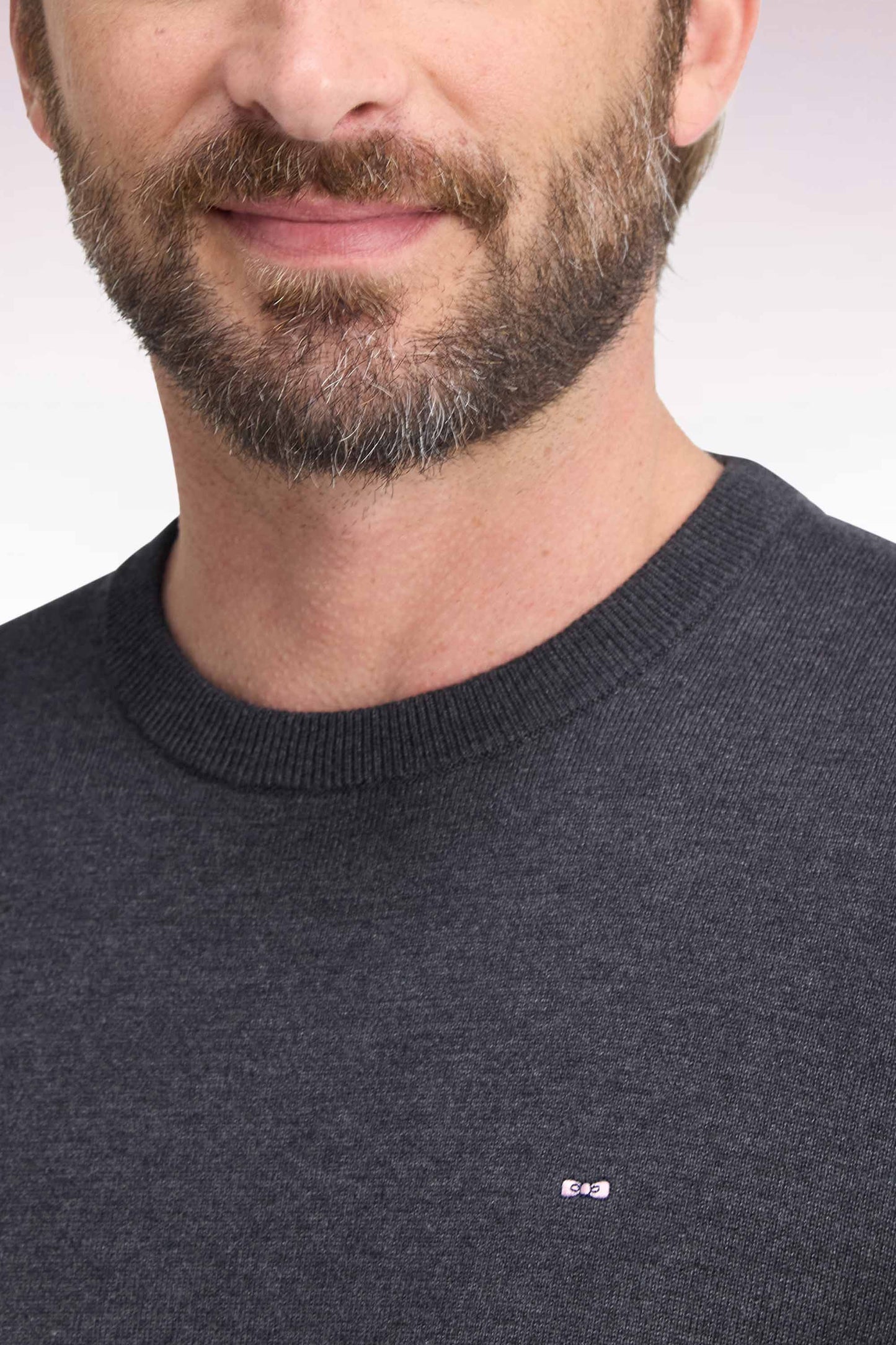 Pull à col rond en coton et viscose gris foncé coupe droite
