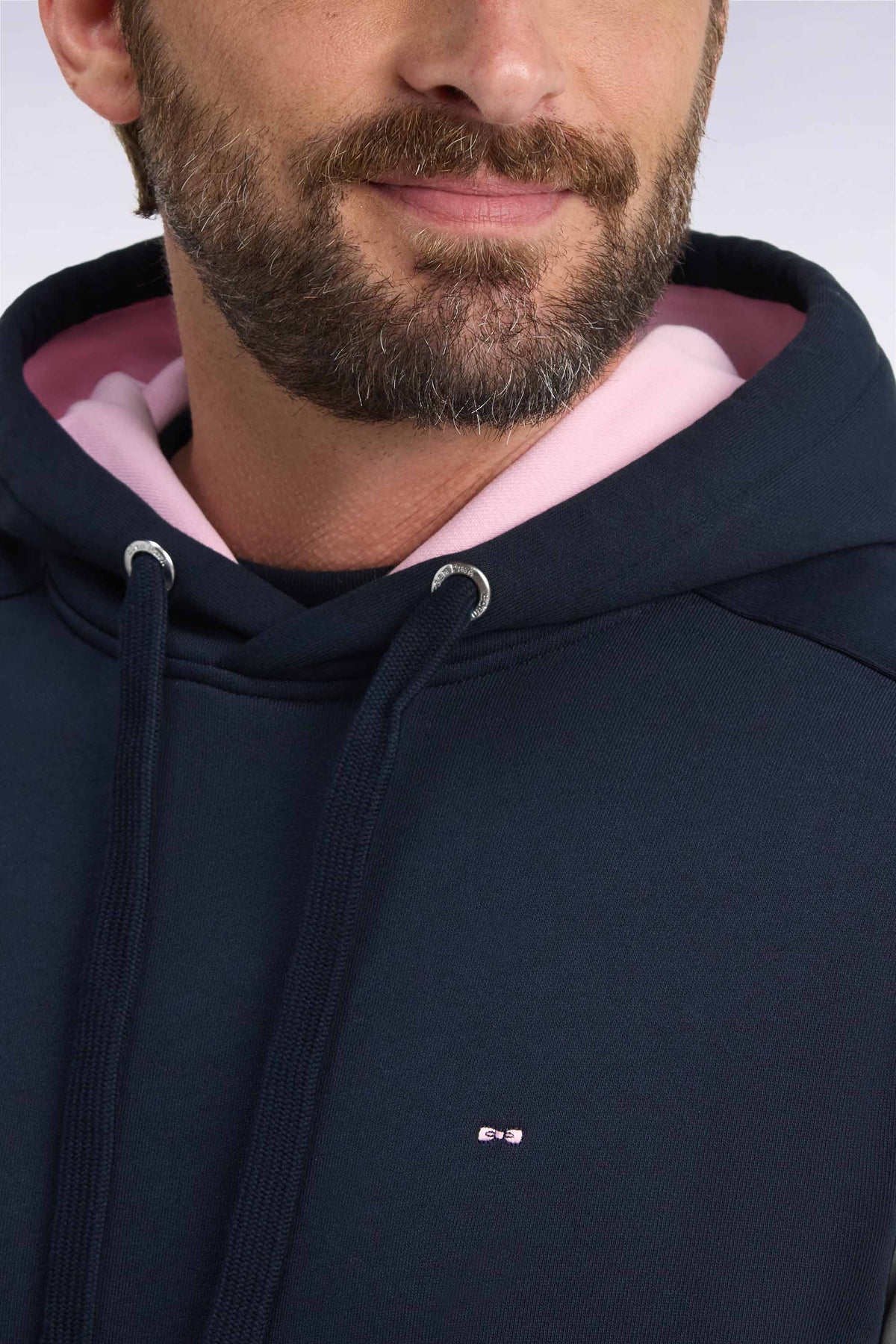 Sweatshirt à capuche en coton marine à découpes de manches coupe droite