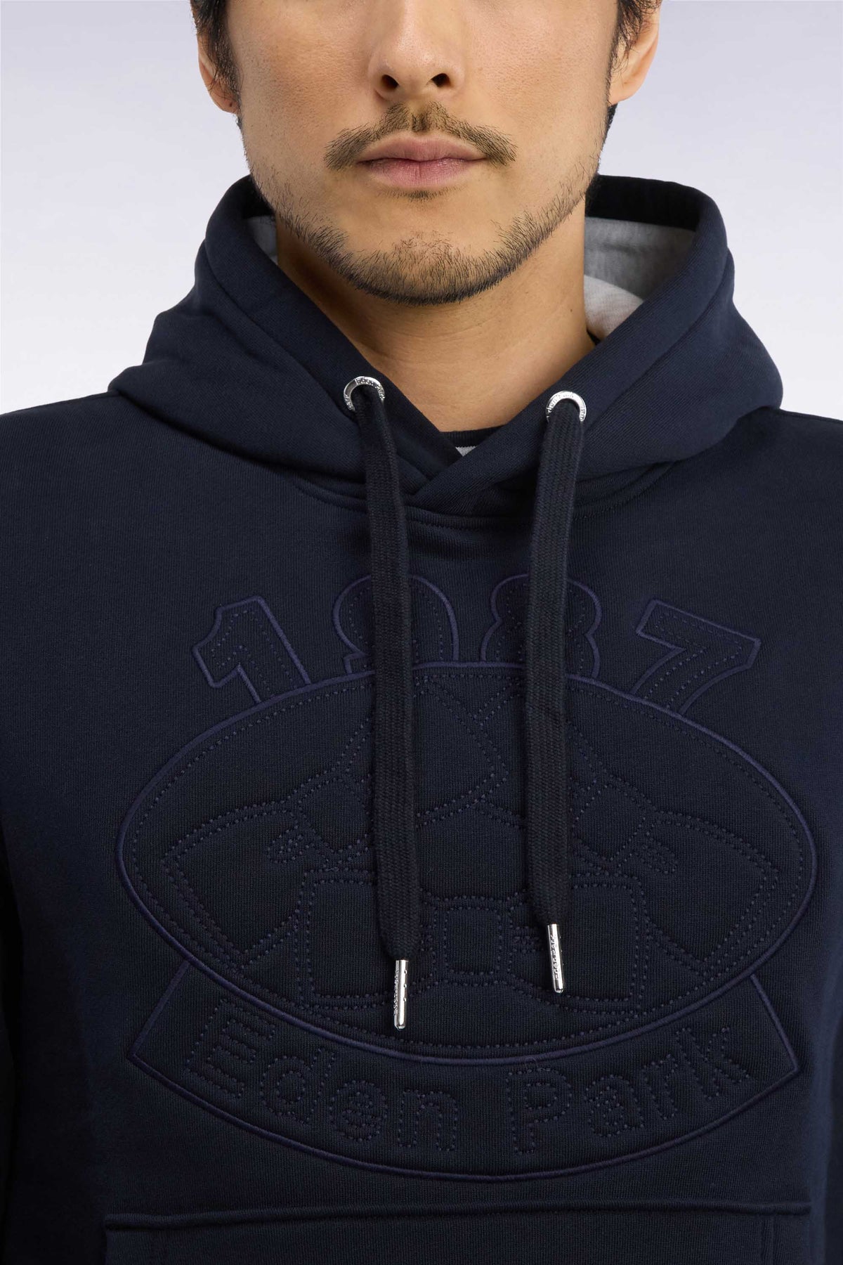 Sweatshirt à capuche en molleton coton marine brodé coupe droite