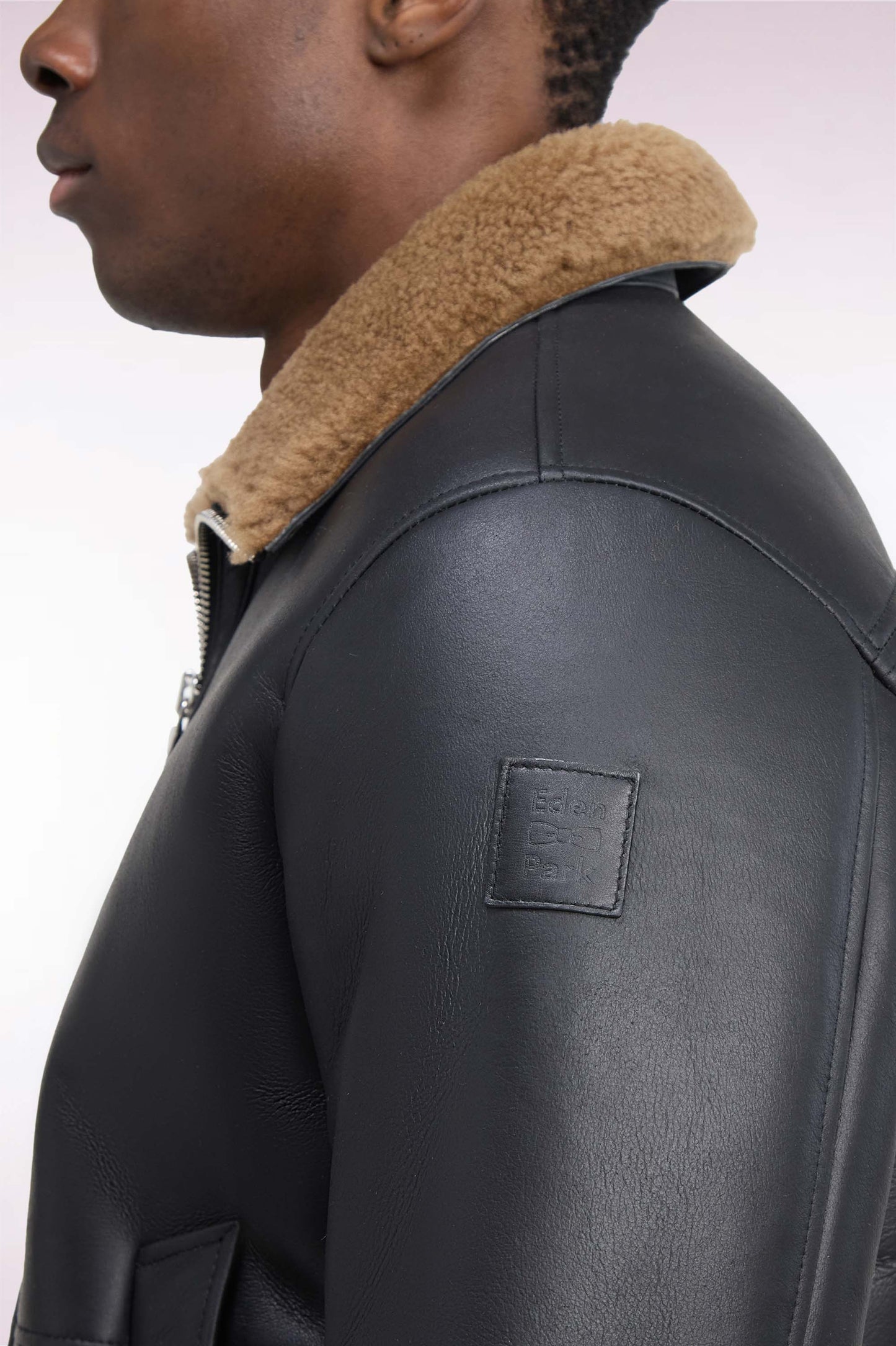 Blouson en peau lainée noir coupe droite