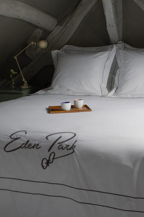 White bed linen set - Image 1