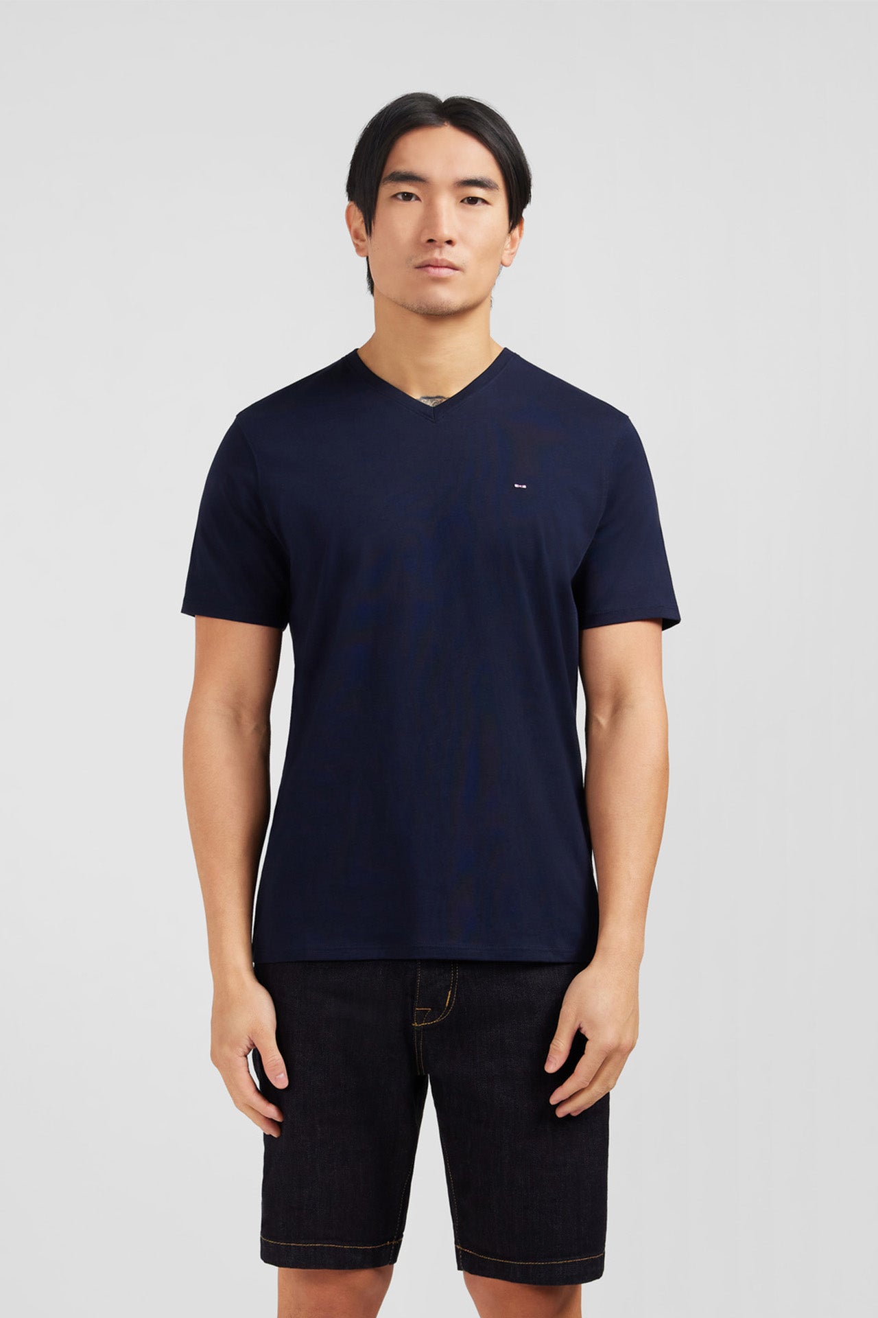 T-shirt bleu marine col V à manches courtes