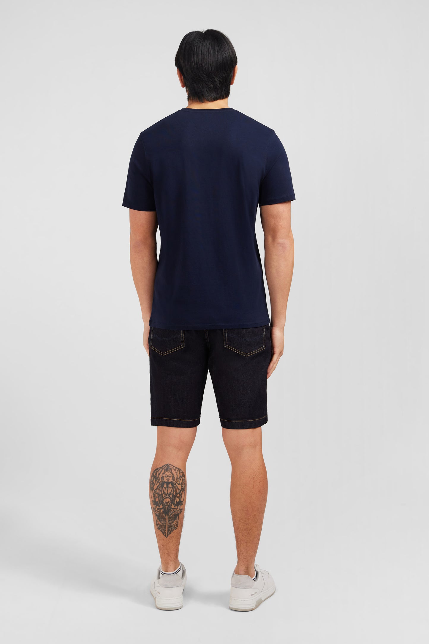 T-shirt bleu marine col V à manches courtes