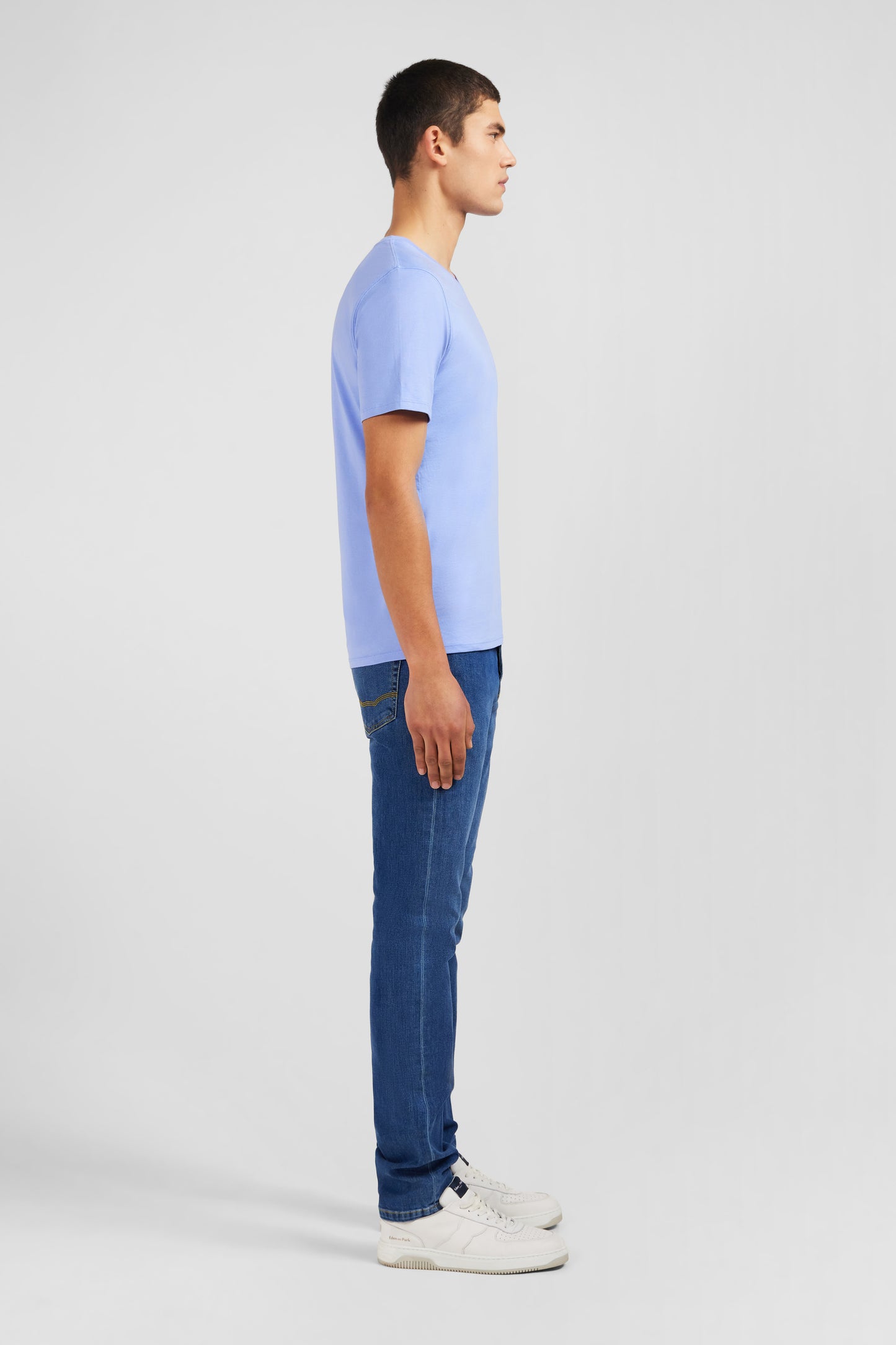 T-shirt bleu col V à manches courtes